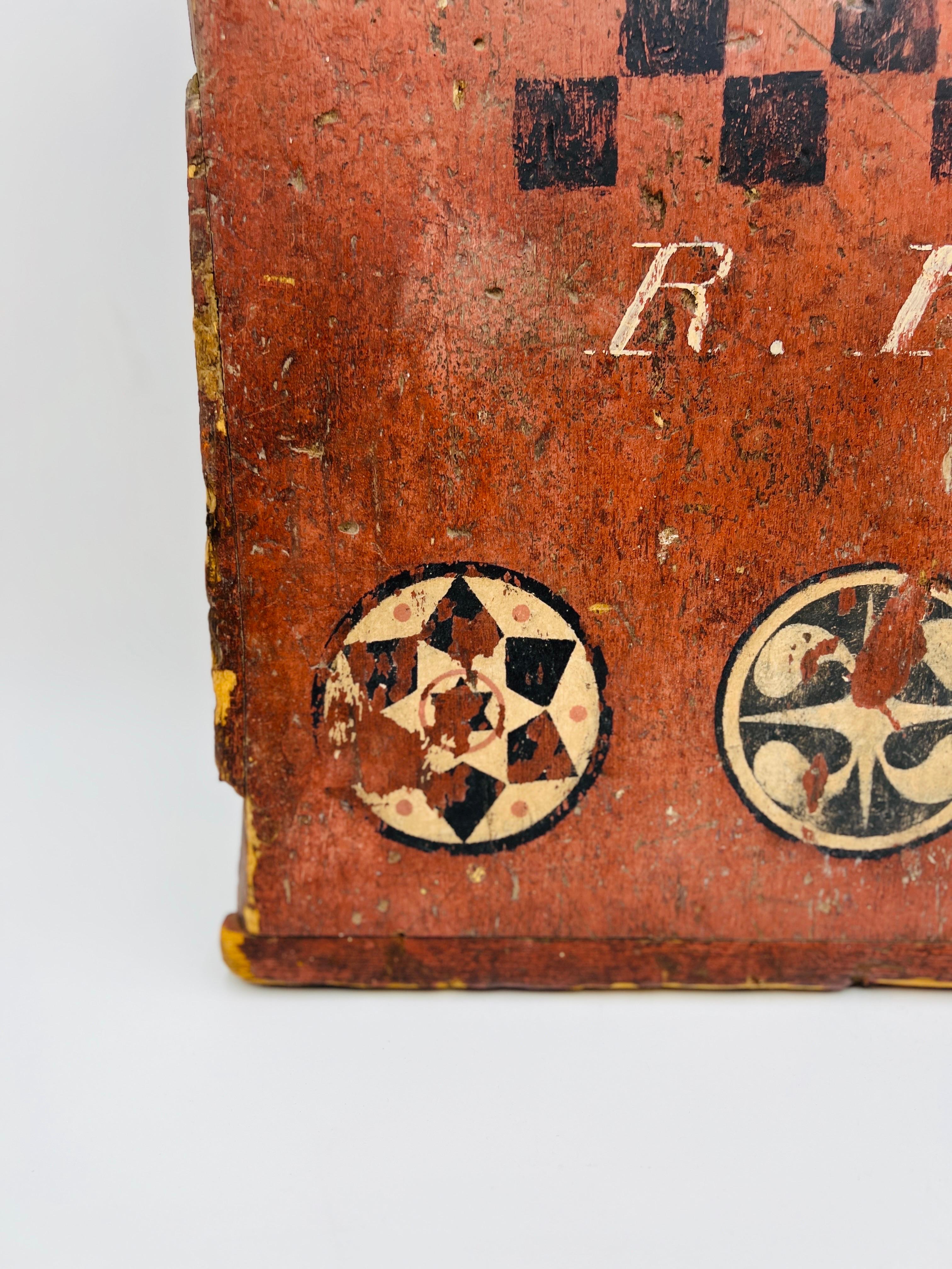 Seltenes antikes amerikanisches Volkskunst-Kartenbrett aus dem Jahr 1814, primitive Kunst. 
Ein sehr ungewöhnliches primitives amerikanisches Spielbrett aus dem 19. Jahrhundert, das aus einem antiken Kofferraumdeckel hergestellt wurde. Das bemalte