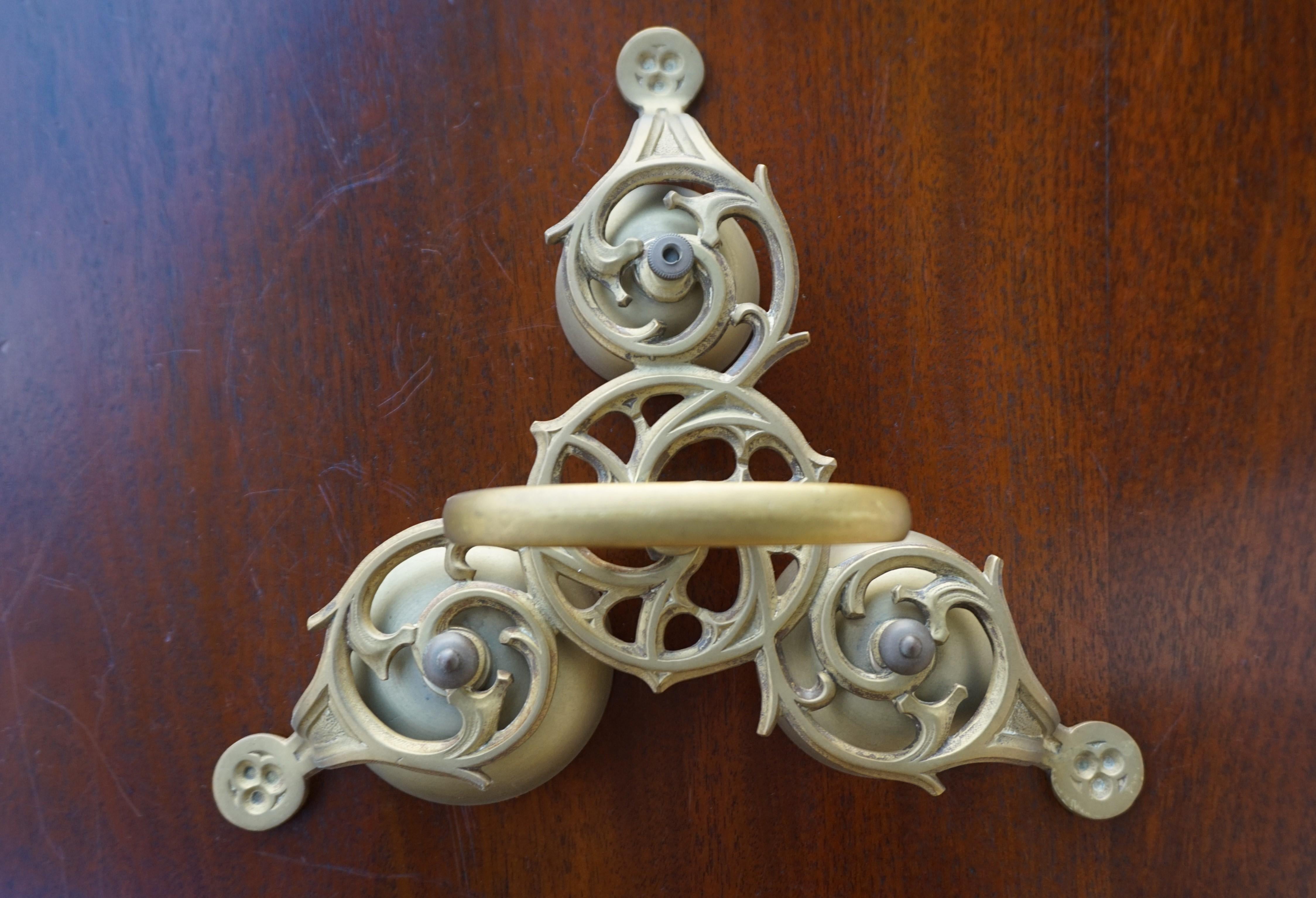 Cloche d'autel / de sacristie en bronze:: ancienne et artisanale:: de style néo-gothique en vente 1