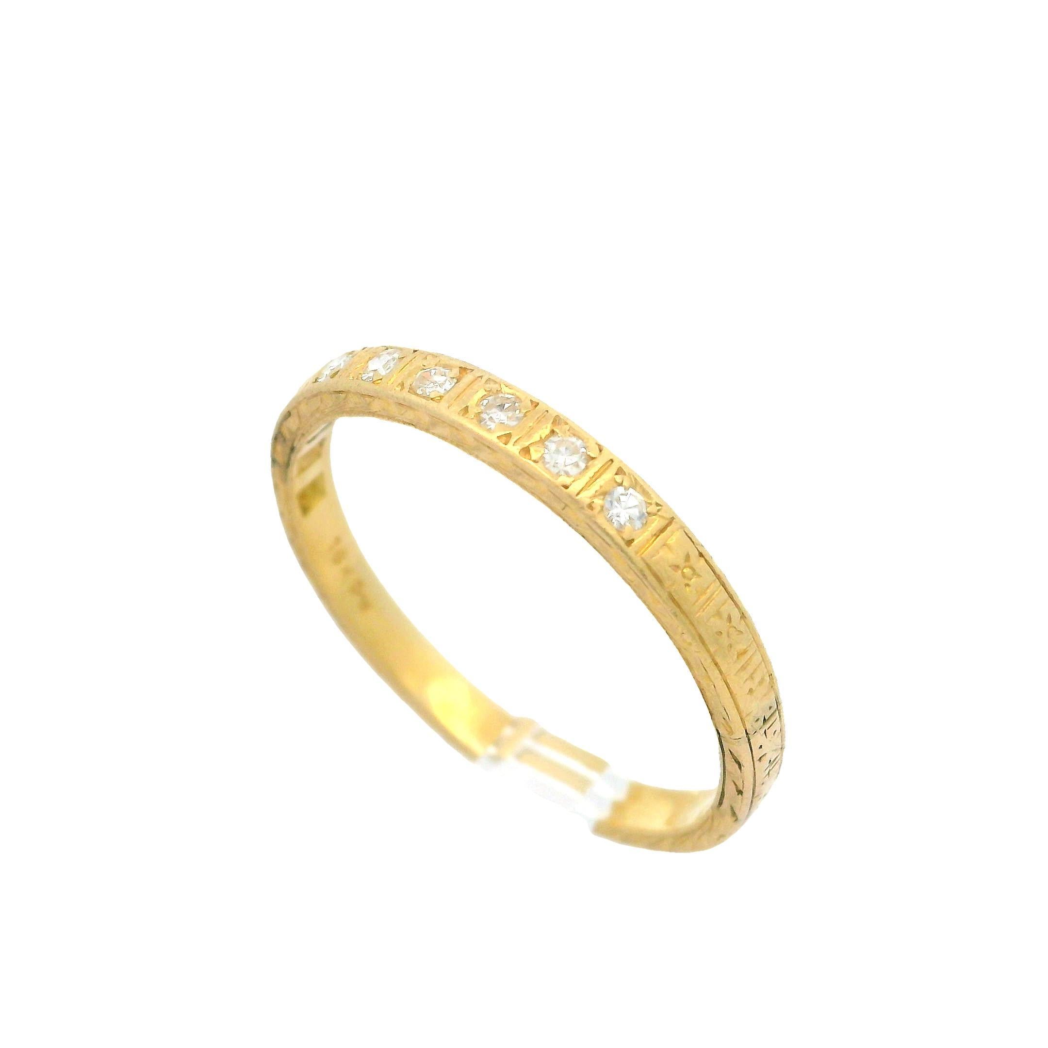 Rare Antique Art Deco 18k Yellow Gold 0.14ctw Diamond Etched Filigree Band Ring In Good Condition For Sale In Montclair, NJ