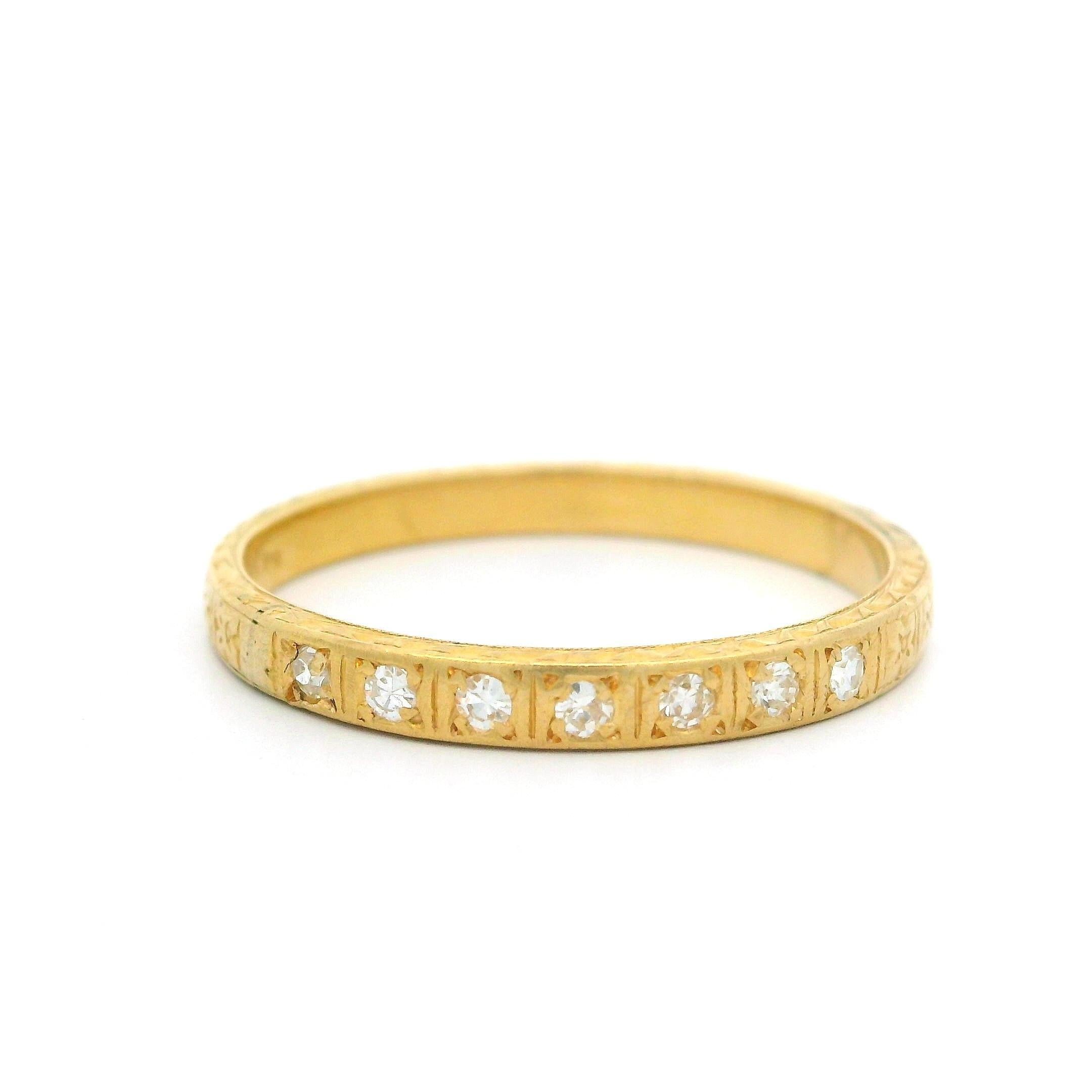 Rare Antique Art Deco 18k Yellow Gold 0.14ctw Diamond Etched Filigree Band Ring For Sale 1