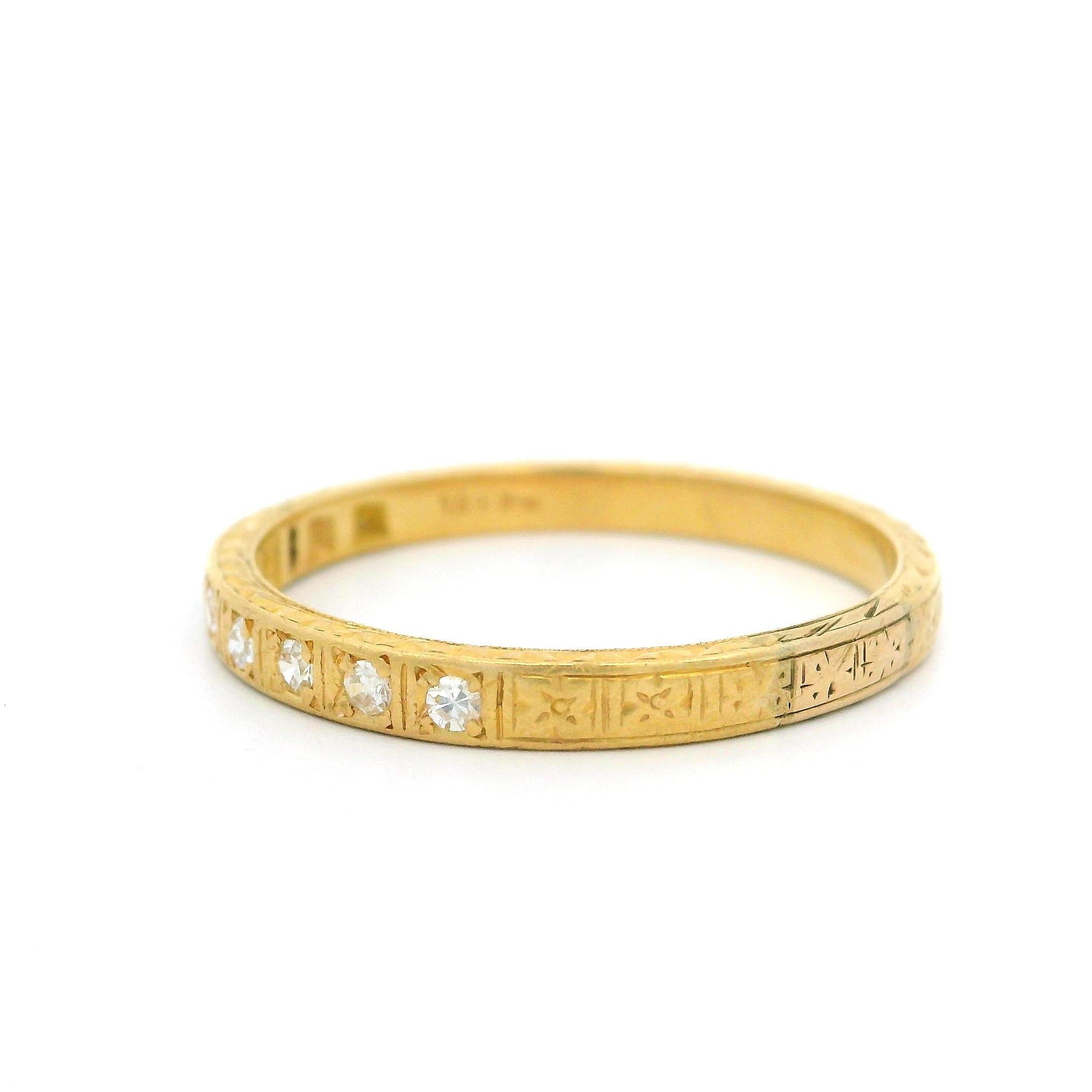 Rare Antique Art Deco 18k Yellow Gold 0.14ctw Diamond Etched Filigree Band Ring For Sale 3