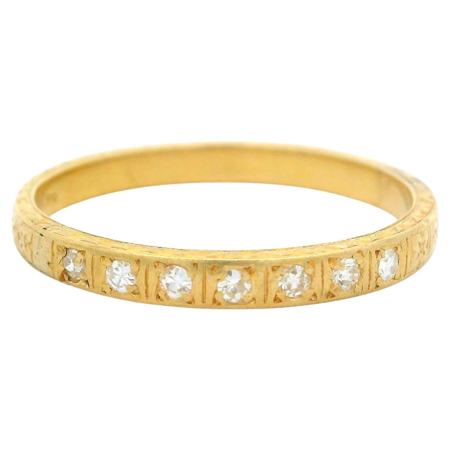 Rare Antique Art Deco 18k Yellow Gold 0.14ctw Diamond Etched Filigree Band Ring For Sale
