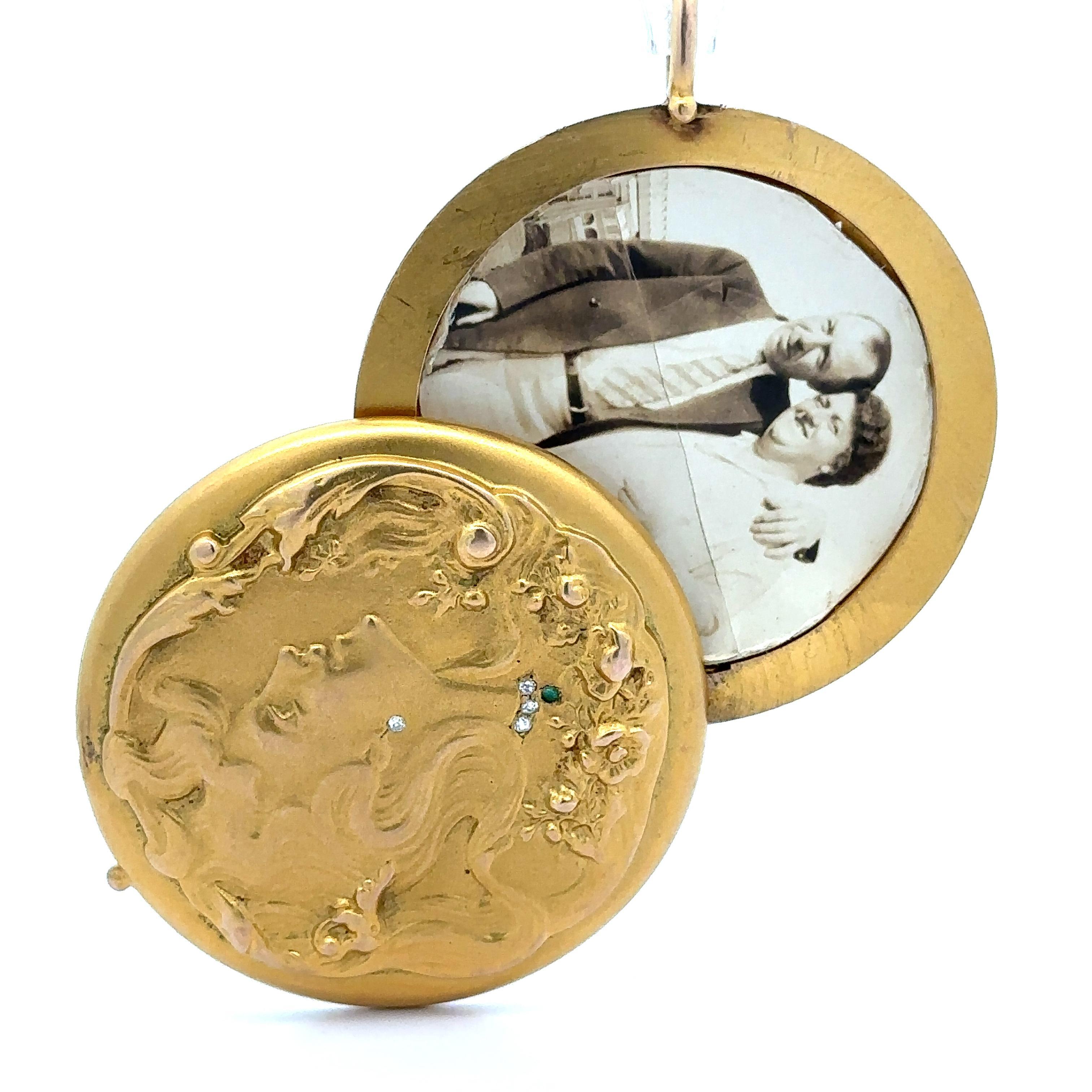 Seltene antike Art Nouveau 14k Gold Diamant Frau Repoussé große Medaillon Anhänger im Zustand „Gut“ im Angebot in Montclair, NJ