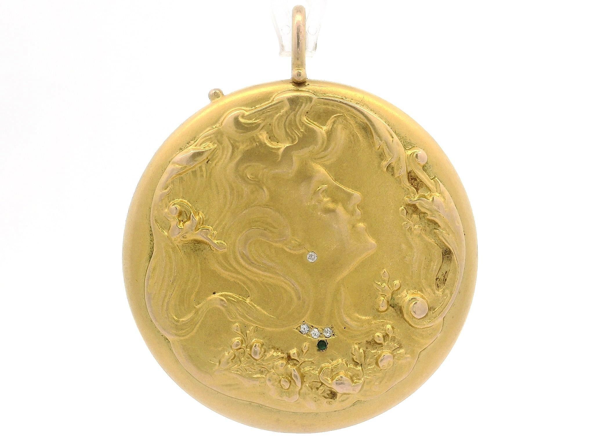 Seltene antike Art Nouveau 14k Gold Diamant Frau Repoussé große Medaillon Anhänger Damen im Angebot