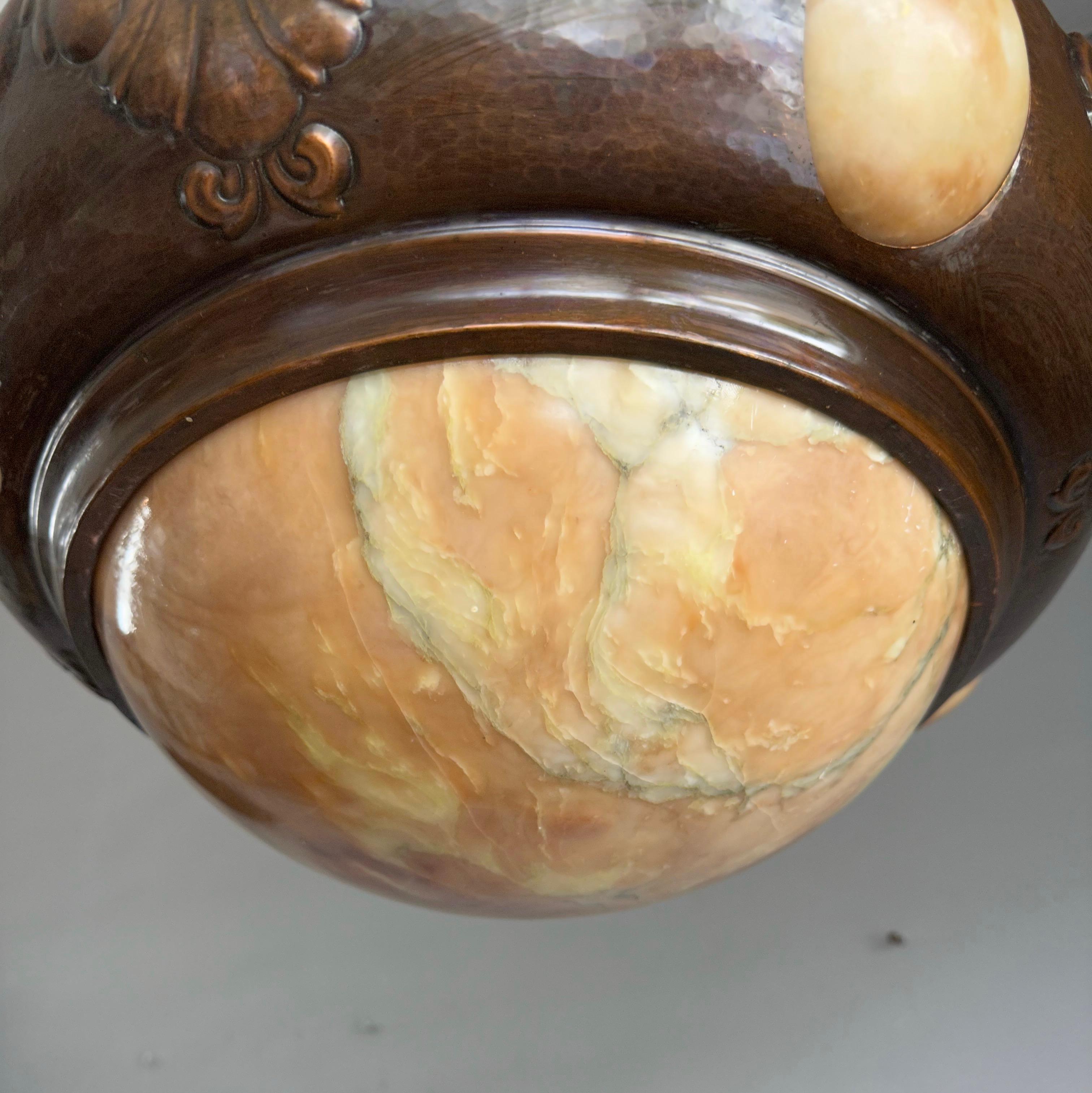 Seltene antike Arts & Crafts-Alabaster-Pendelleuchte mit 6-Licht-Anhänger aus geprägtem Kupfer (Bronziert) im Angebot
