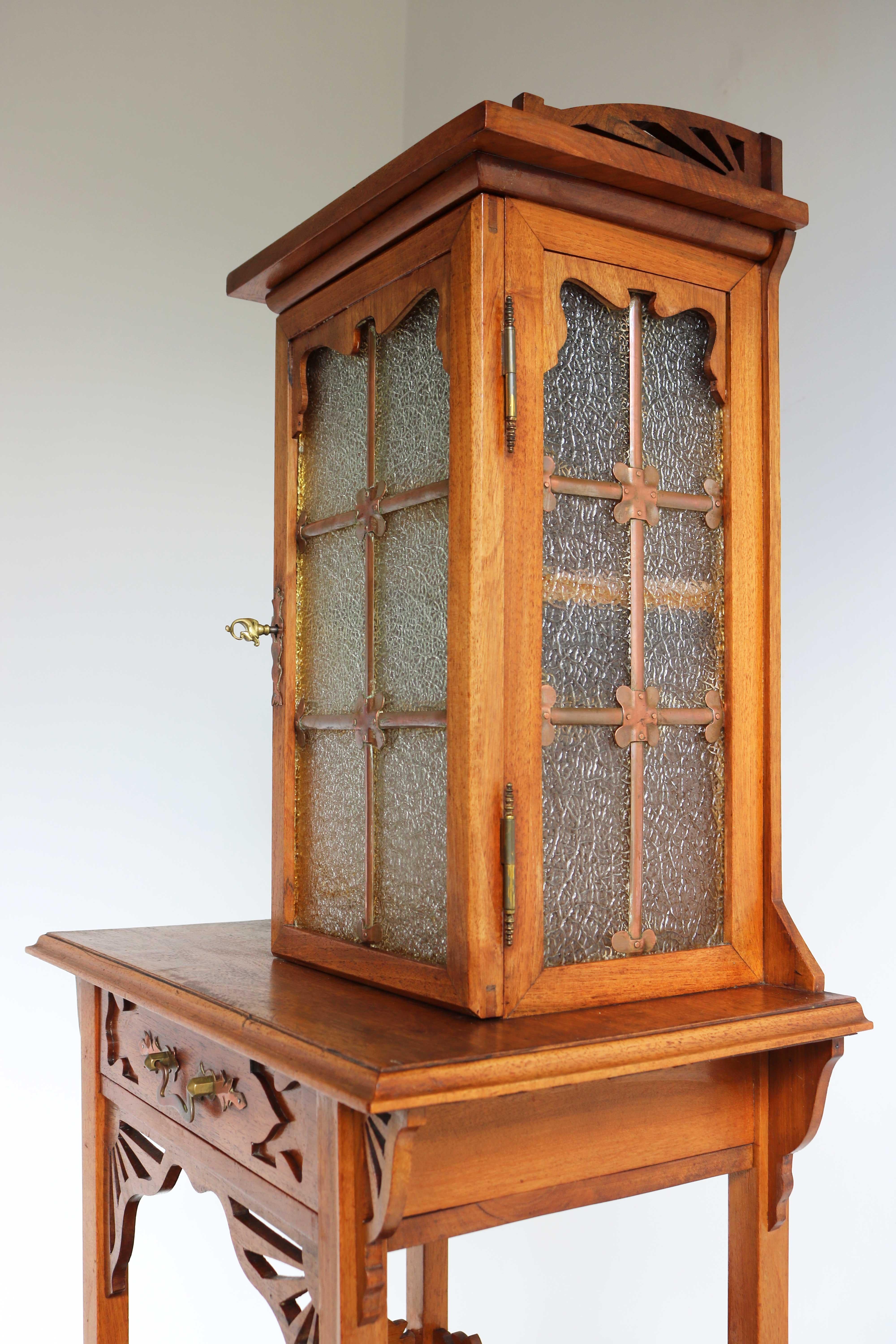Verre Rare armoire antique Arts & Crafts / Art Nouveau avec verre et cuivre Jugendstil en vente