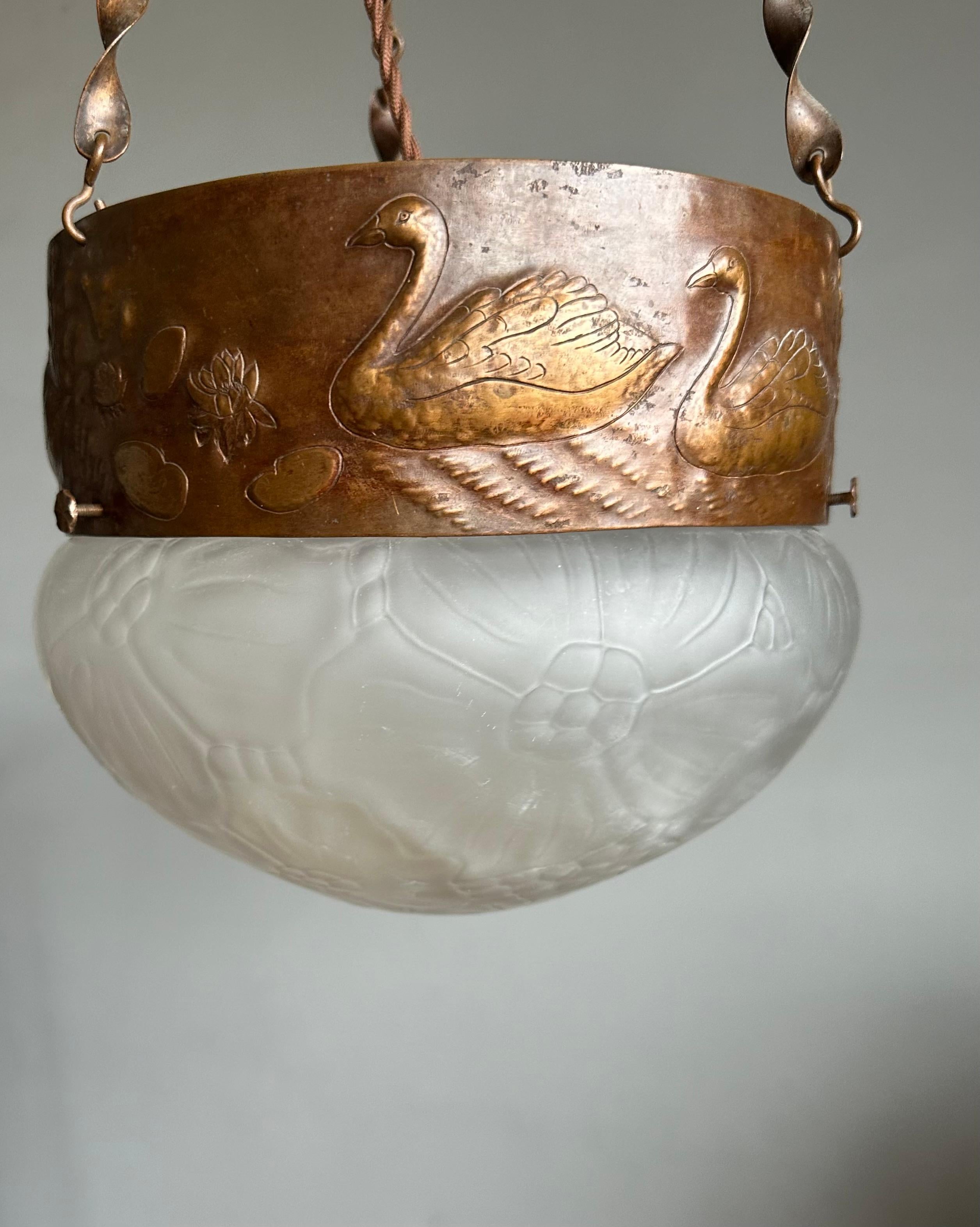 Rara lampada a sospensione antica in vetro e rame goffrato di Arts & Crafts con. Cigni in vendita 2