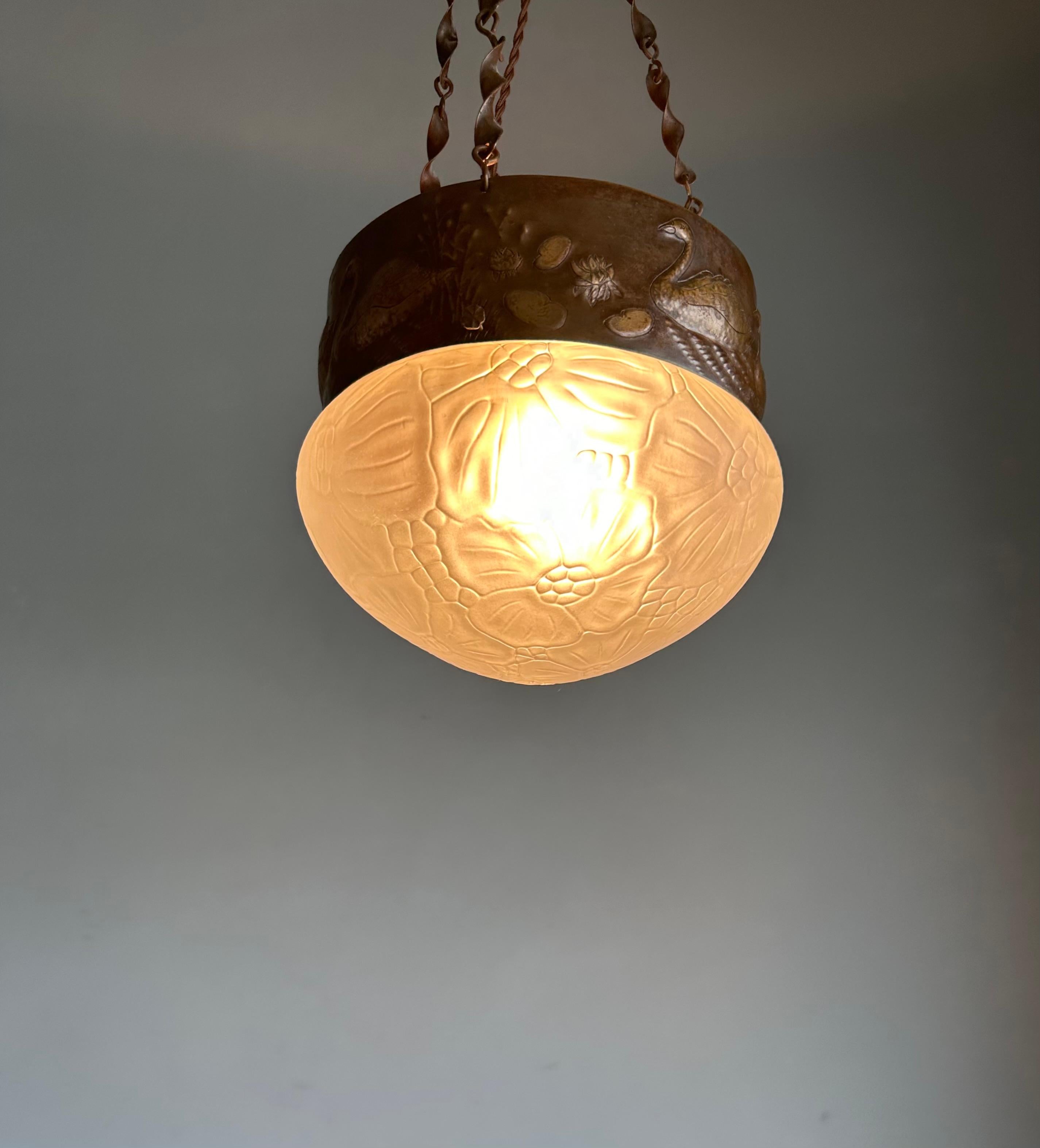 Rara lampada a sospensione antica in vetro e rame goffrato di Arts & Crafts con. Cigni in vendita 6