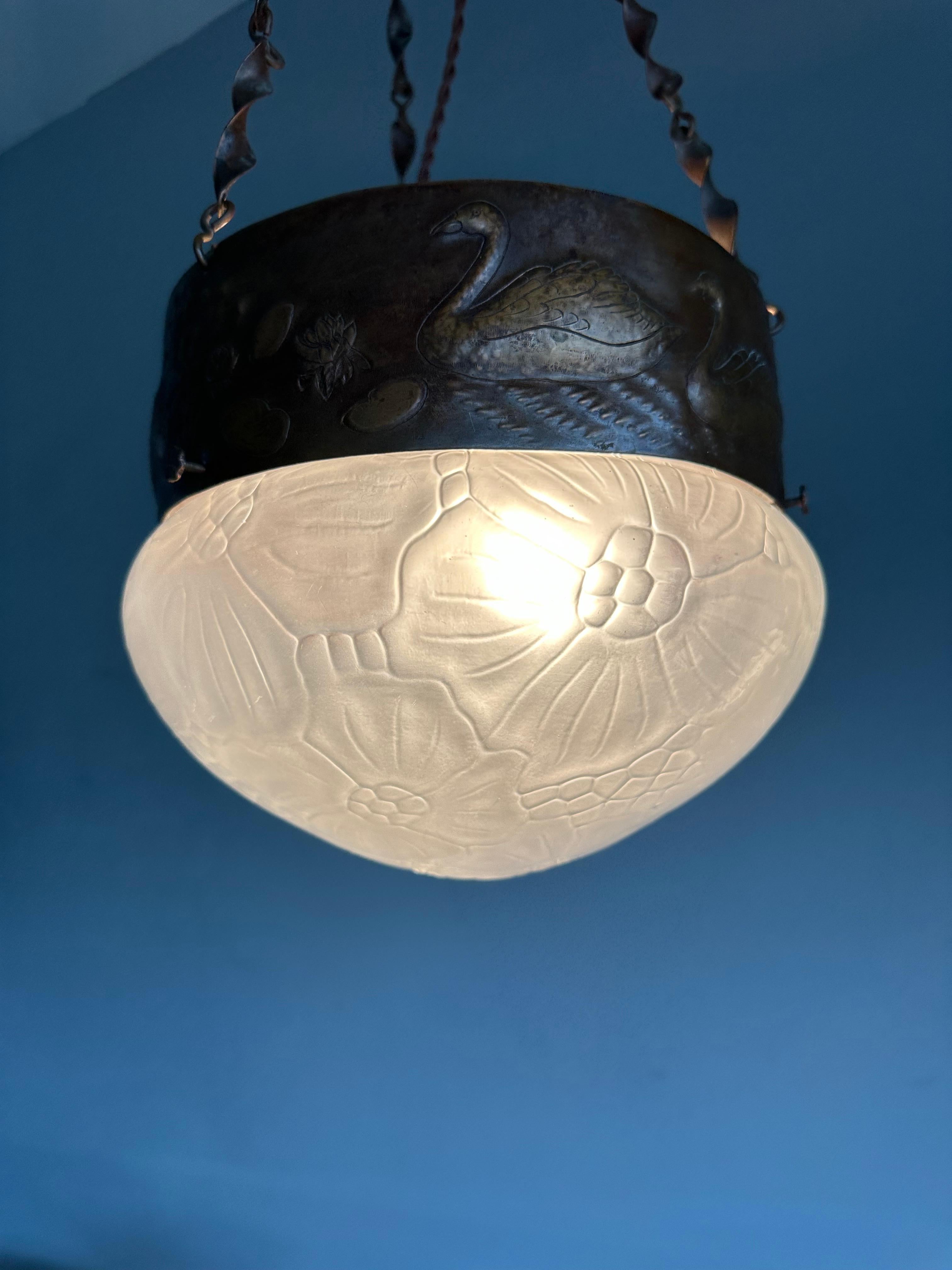 Rara lampada a sospensione antica in vetro e rame goffrato di Arts & Crafts con. Cigni in vendita 7
