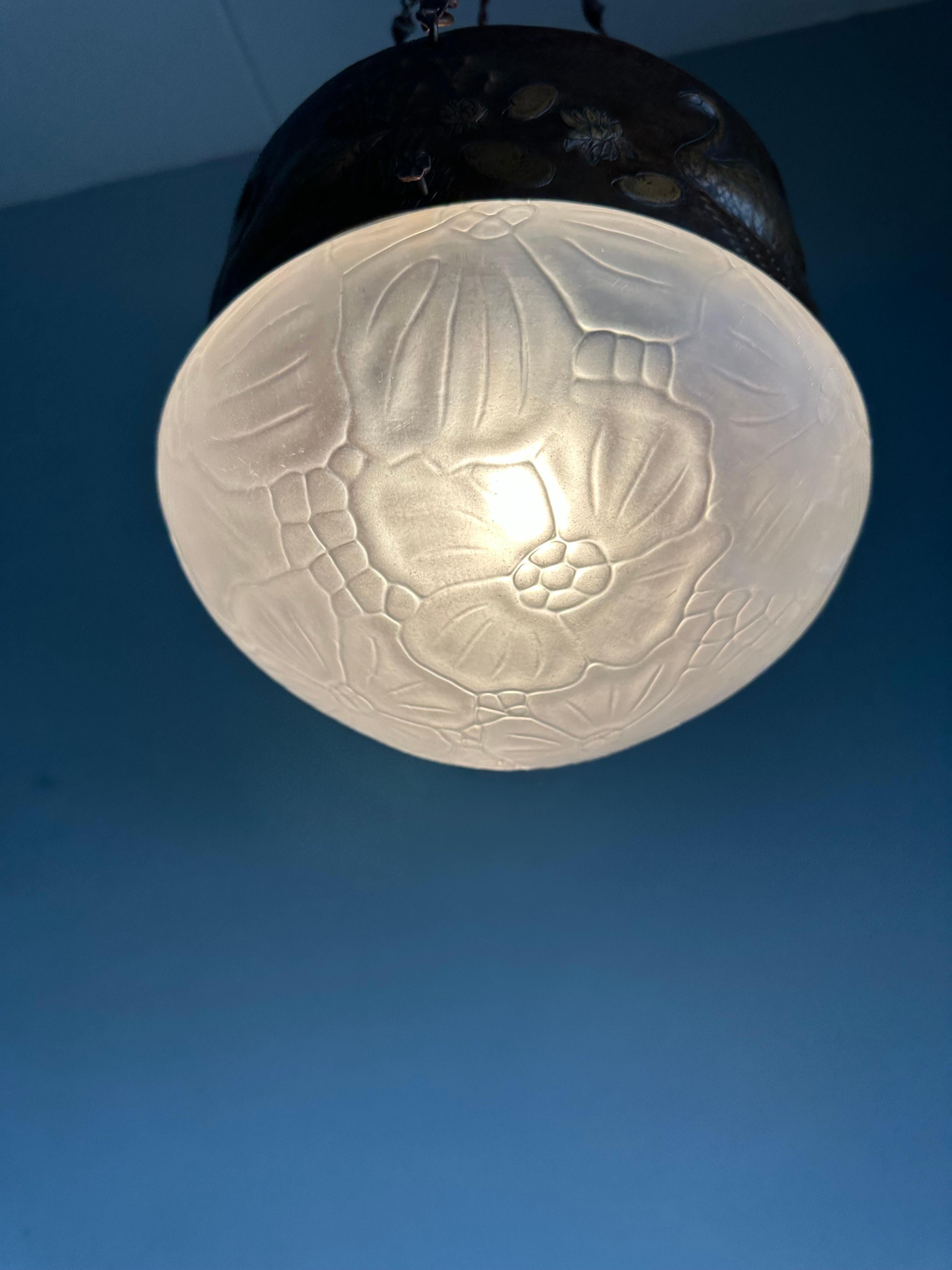 Rara lampada a sospensione antica in vetro e rame goffrato di Arts & Crafts con. Cigni in vendita 8