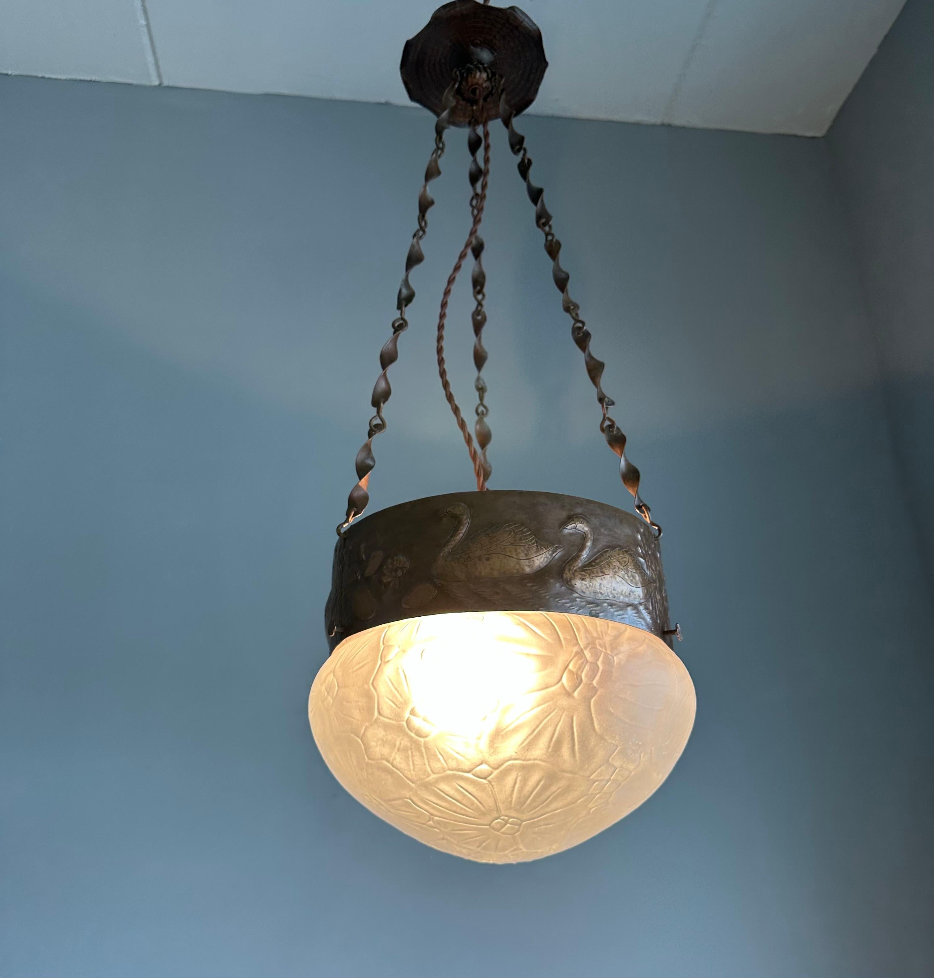 Rara lampada a sospensione antica in vetro e rame goffrato di Arts & Crafts con. Cigni in vendita 9