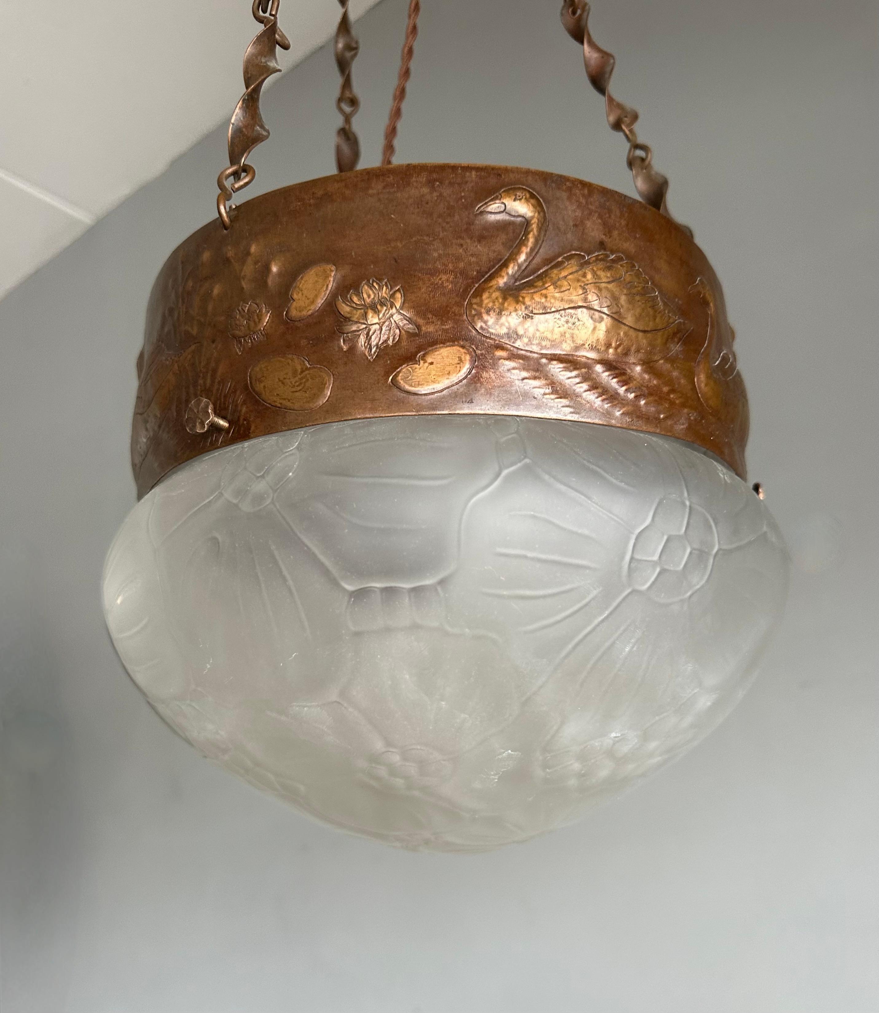 Rara lampada a sospensione antica in vetro e rame goffrato di Arts & Crafts con. Cigni in vendita 10