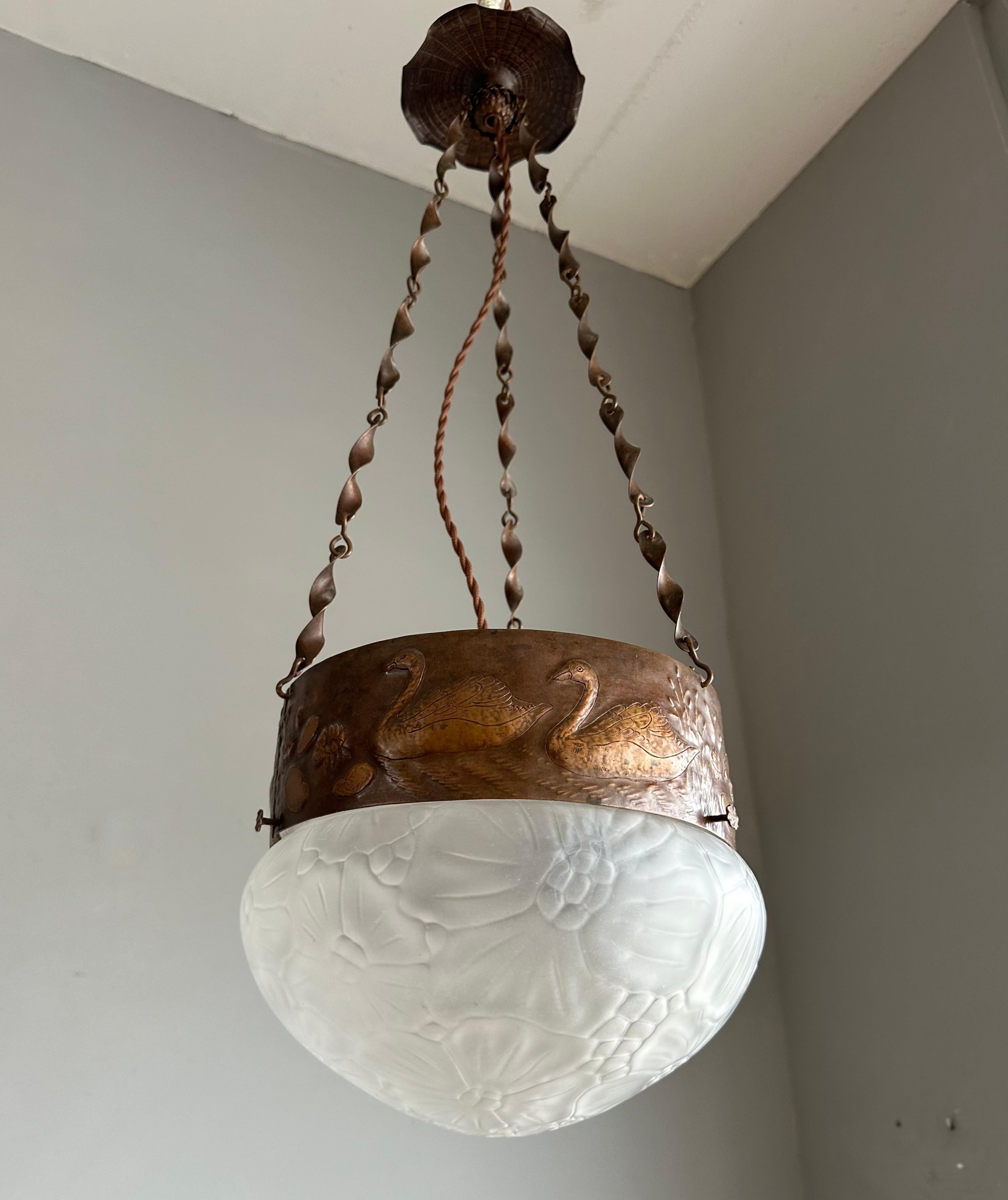 Rara lampada a sospensione Arts & Crafts con cigni e ninfee in rilievo - rame e vetro, circa 1920

Dato che l'illuminazione dei primi del Novecento è una delle nostre specialità, la scoperta di questo raro e straordinario ciondolo ci ha davvero