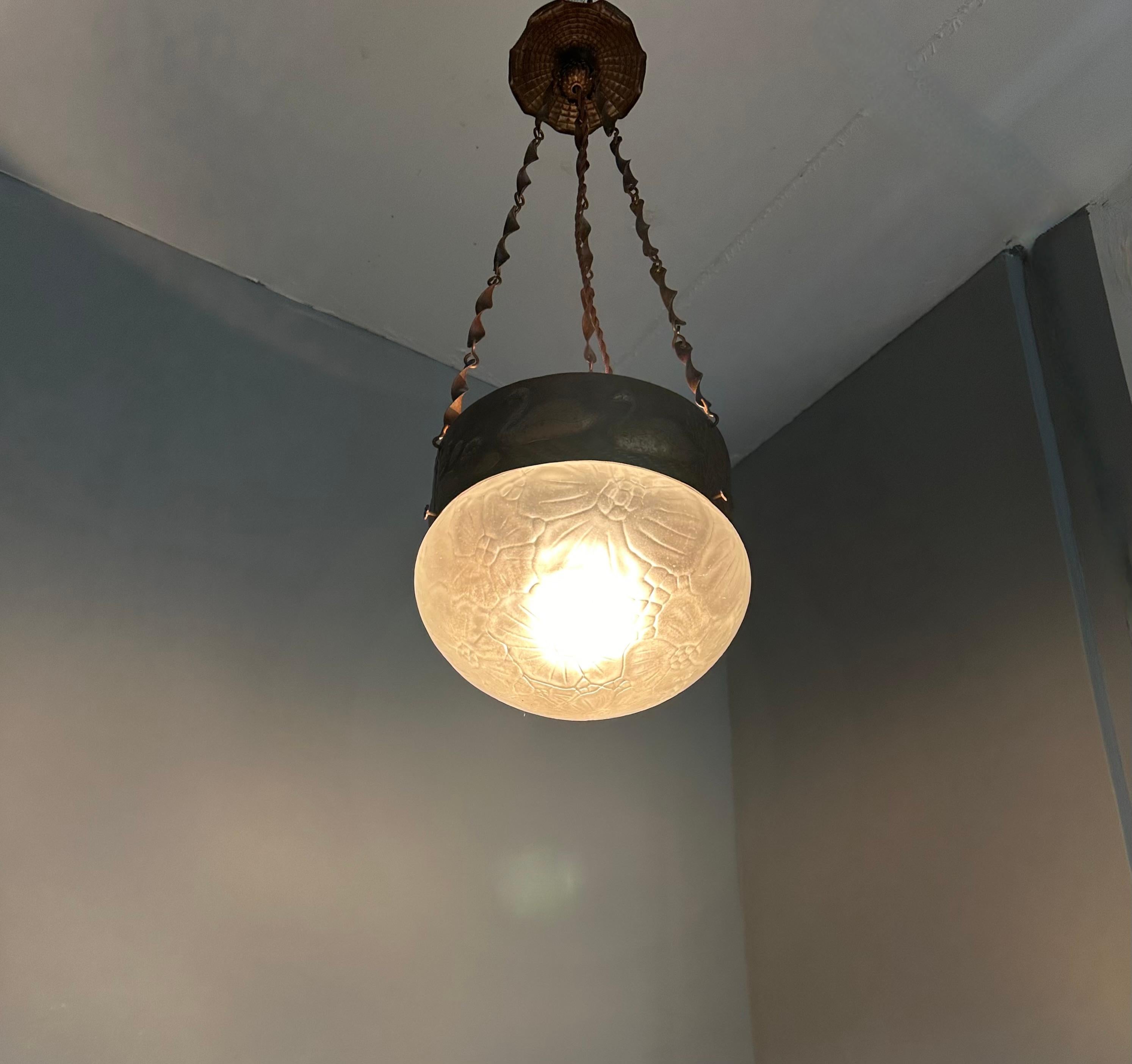 Rara lampada a sospensione antica in vetro e rame goffrato di Arts & Crafts con. Cigni in vendita 12