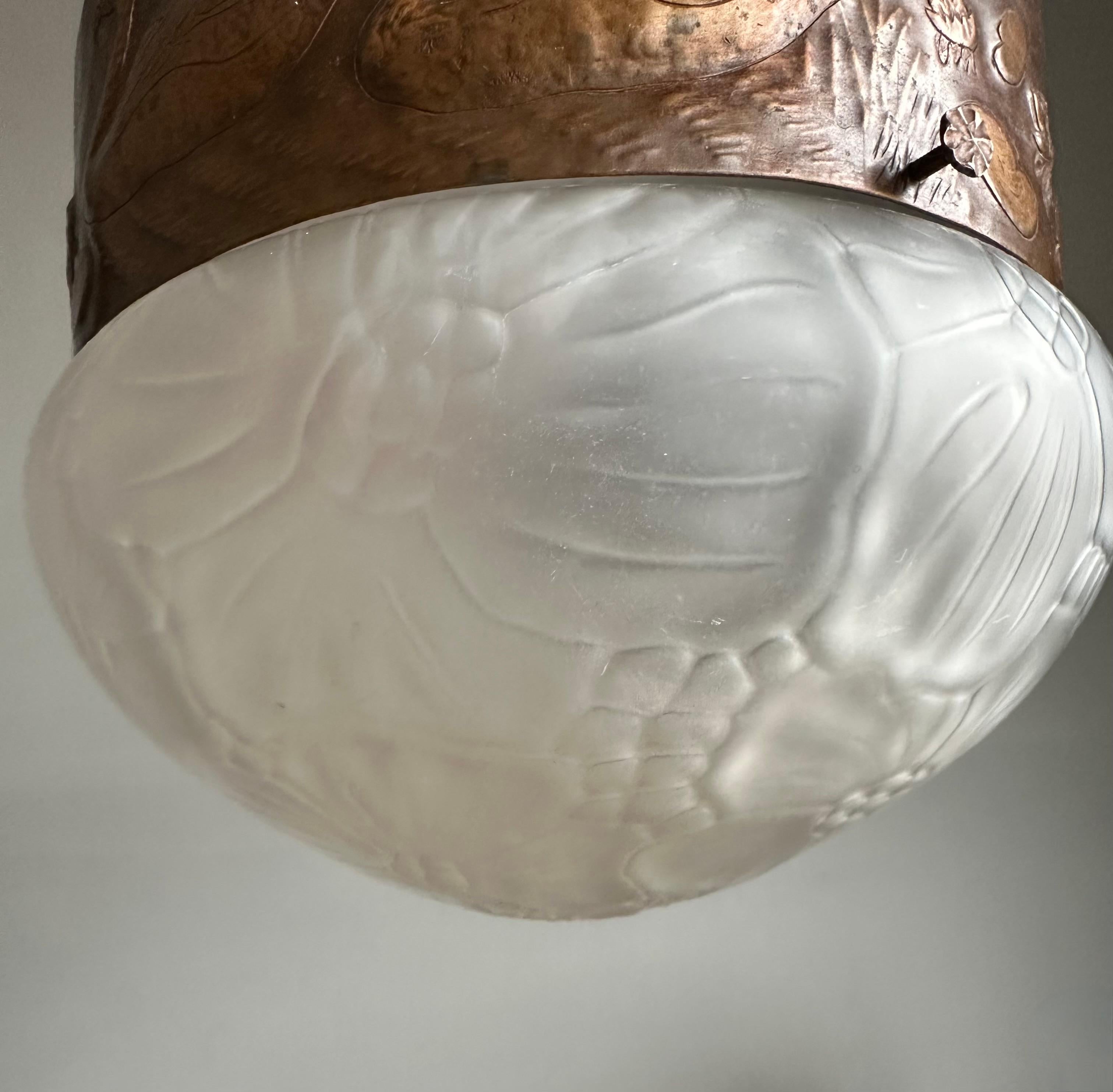 Arts and Crafts Rara lampada a sospensione antica in vetro e rame goffrato di Arts & Crafts con. Cigni in vendita