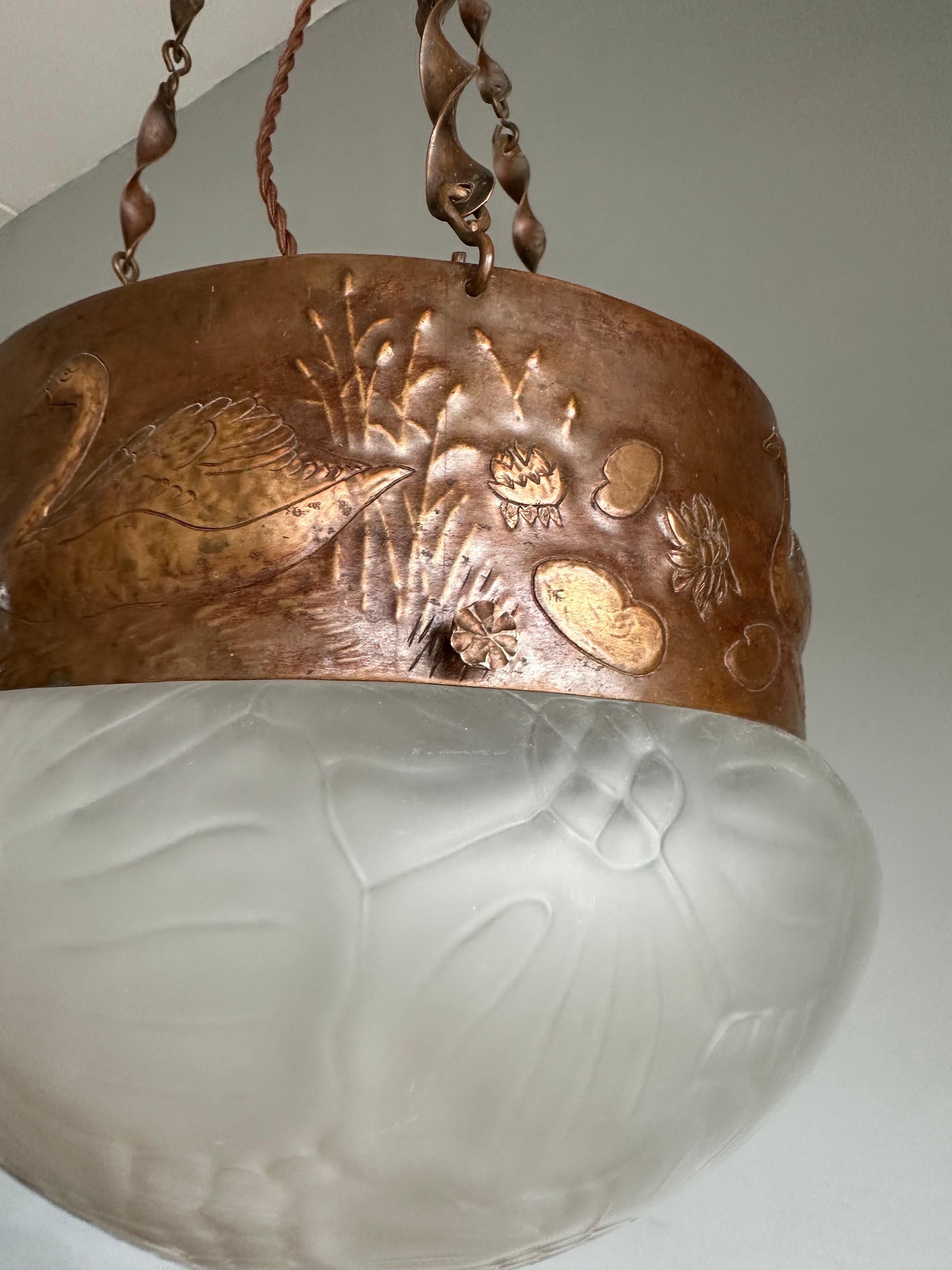 Europeo Rara lampada a sospensione antica in vetro e rame goffrato di Arts & Crafts con. Cigni in vendita