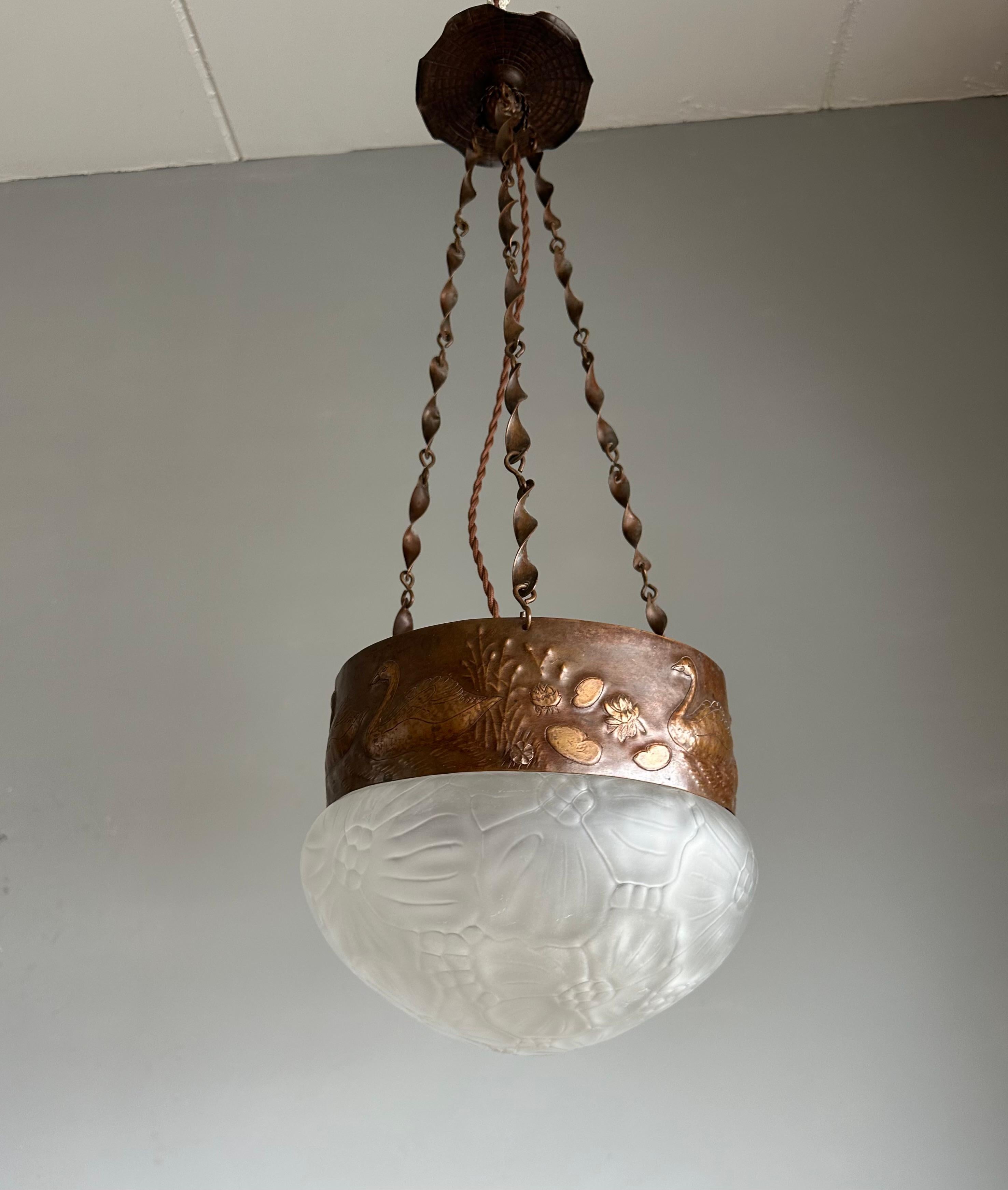Bronzato Rara lampada a sospensione antica in vetro e rame goffrato di Arts & Crafts con. Cigni in vendita
