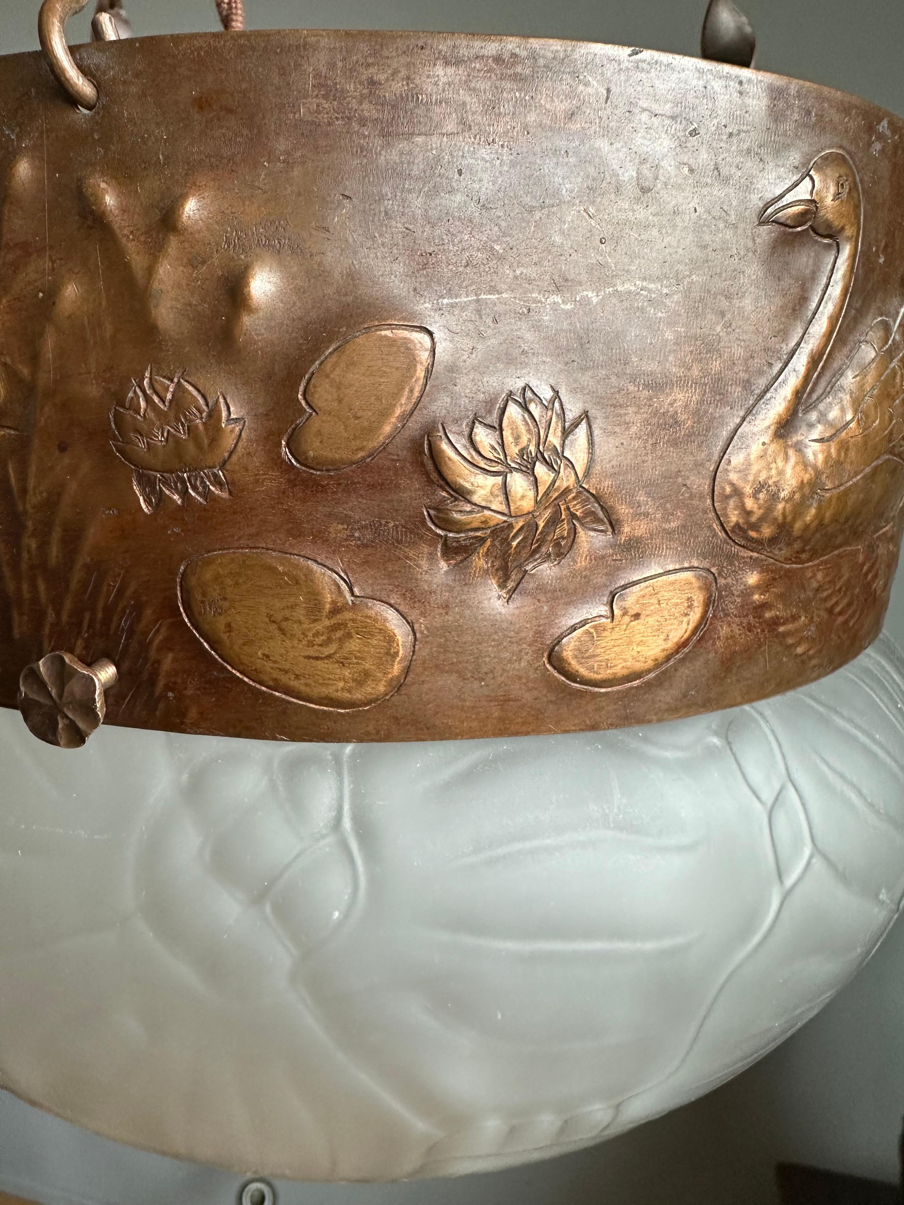 Rara lampada a sospensione antica in vetro e rame goffrato di Arts & Crafts con. Cigni In condizioni buone in vendita a Lisse, NL
