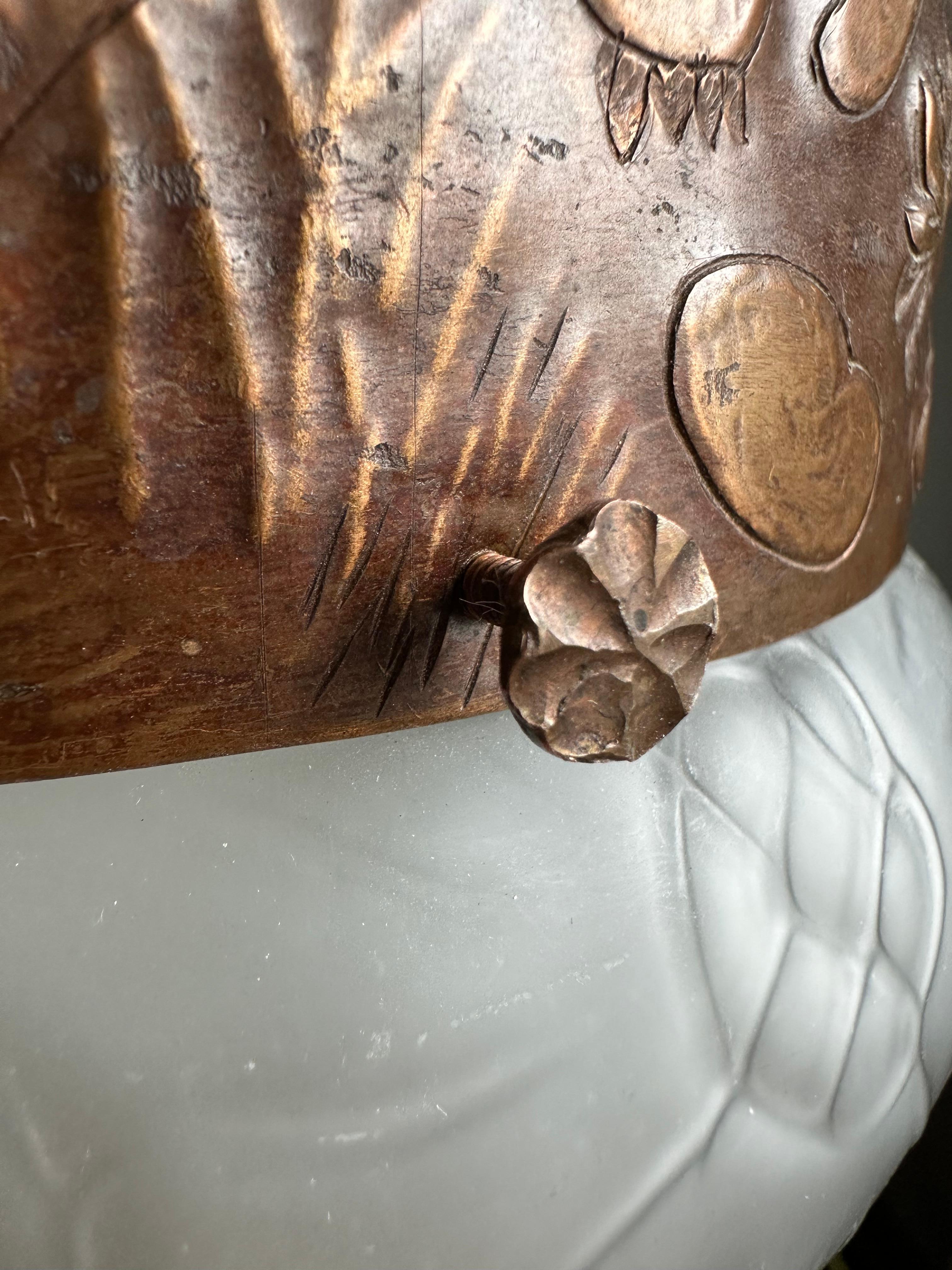 XX secolo Rara lampada a sospensione antica in vetro e rame goffrato di Arts & Crafts con. Cigni in vendita