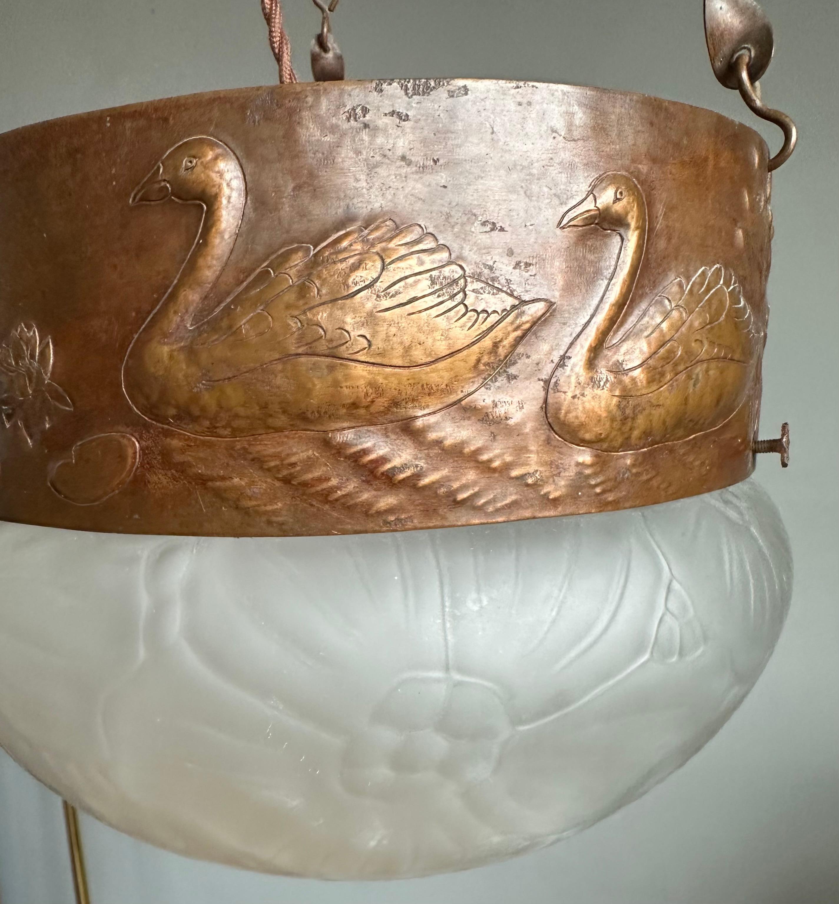 Ottone Rara lampada a sospensione antica in vetro e rame goffrato di Arts & Crafts con. Cigni in vendita