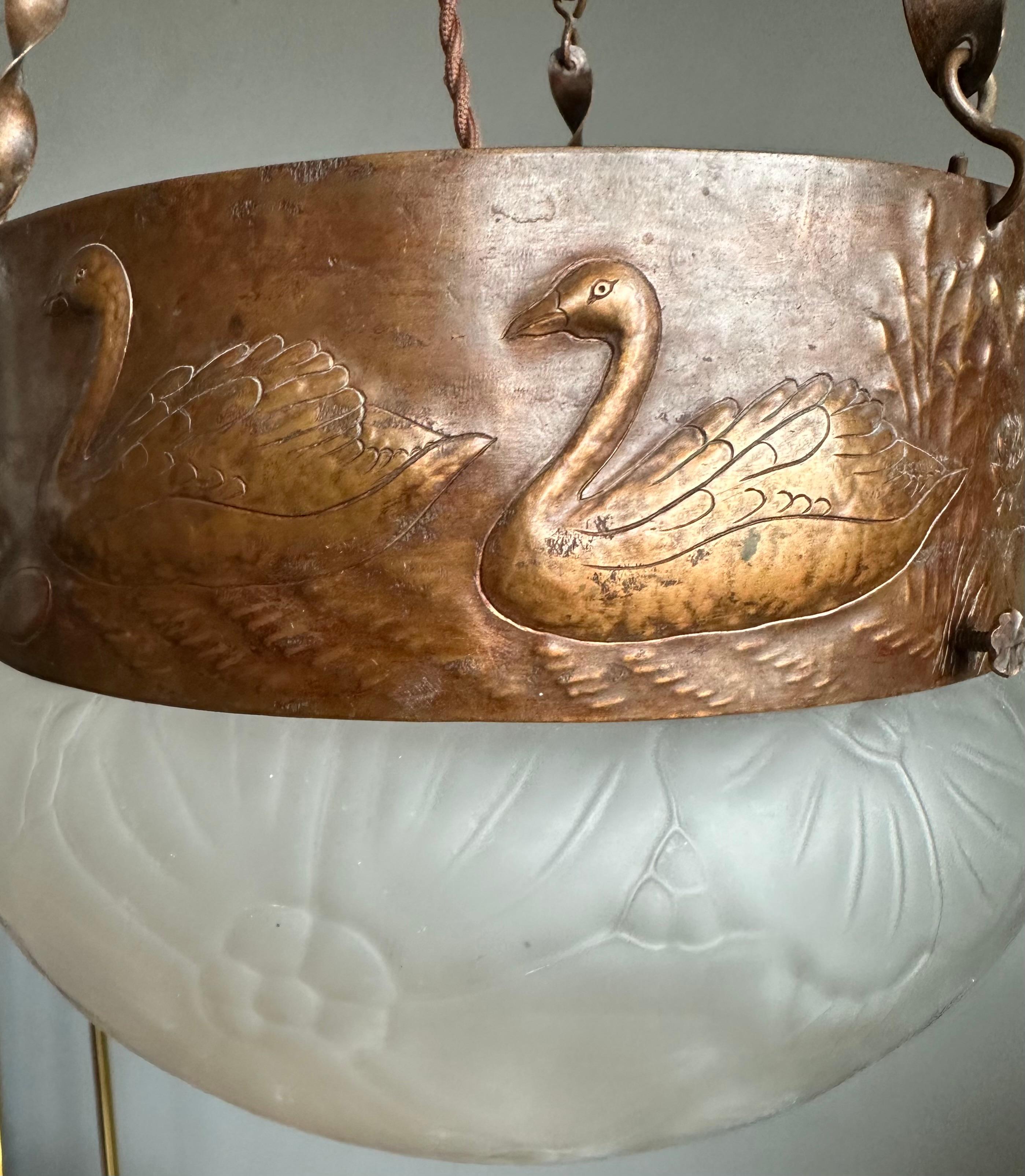Rara lampada a sospensione antica in vetro e rame goffrato di Arts & Crafts con. Cigni in vendita 1