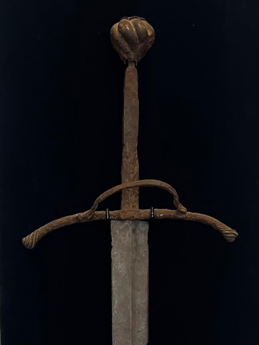 Exceptionnelle et rare épée longue autrichienne, conçue comme une arme à deux mains avec une poignée cruciforme classique et une lame droite à double tranchant. Cette forme distinguée jette un pont entre le continuum morphologique de l'épée de