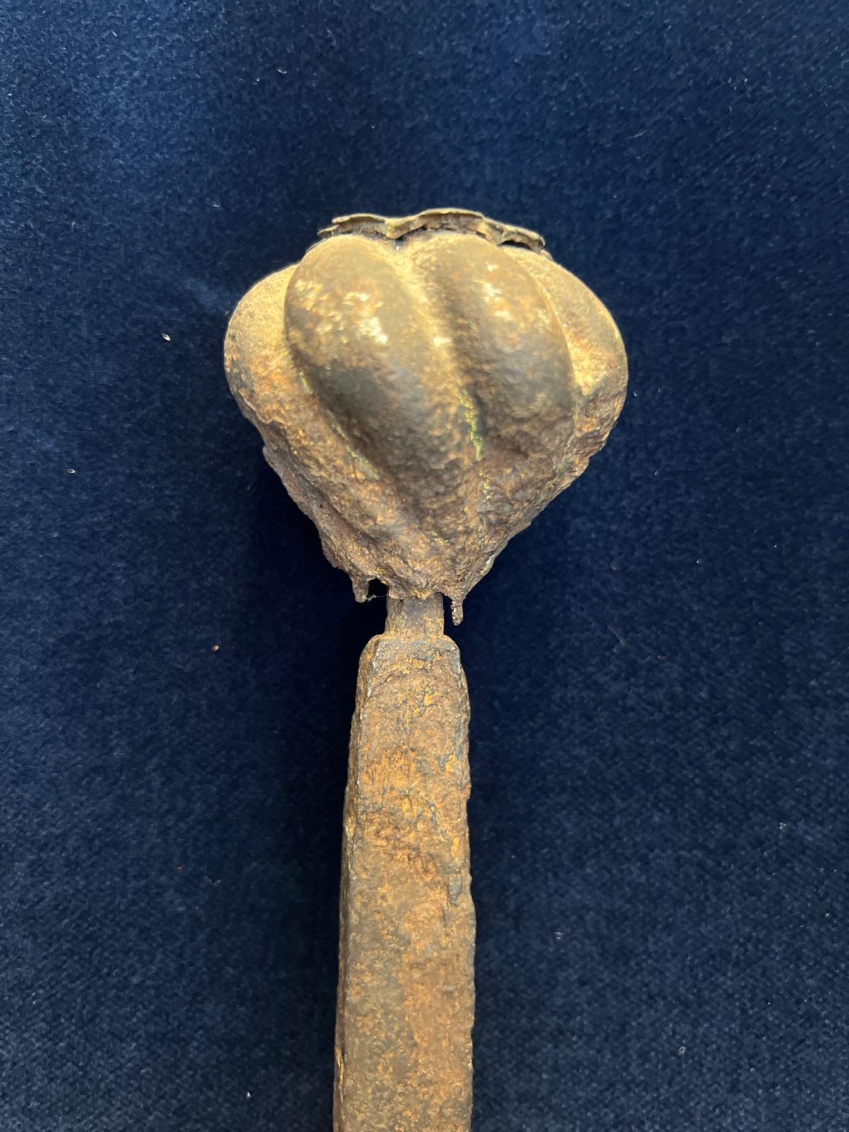 Gothique Rare épée gothique autrichienne ancienne à deux mains, lame médiévale à double tranchant en vente