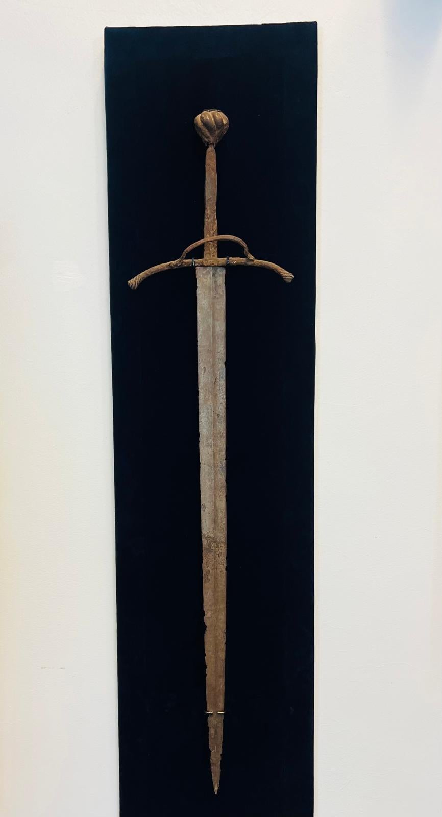 Autrichien Rare épée gothique autrichienne ancienne à deux mains, lame médiévale à double tranchant en vente