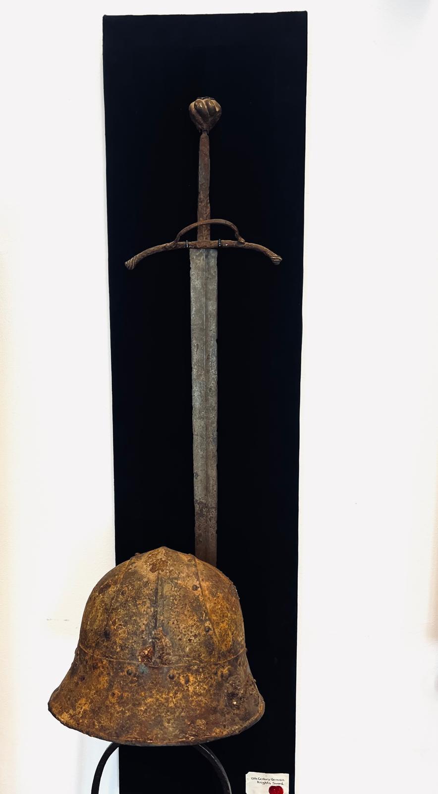 Rare épée gothique autrichienne ancienne à deux mains, lame médiévale à double tranchant État moyen - En vente à Doha, QA