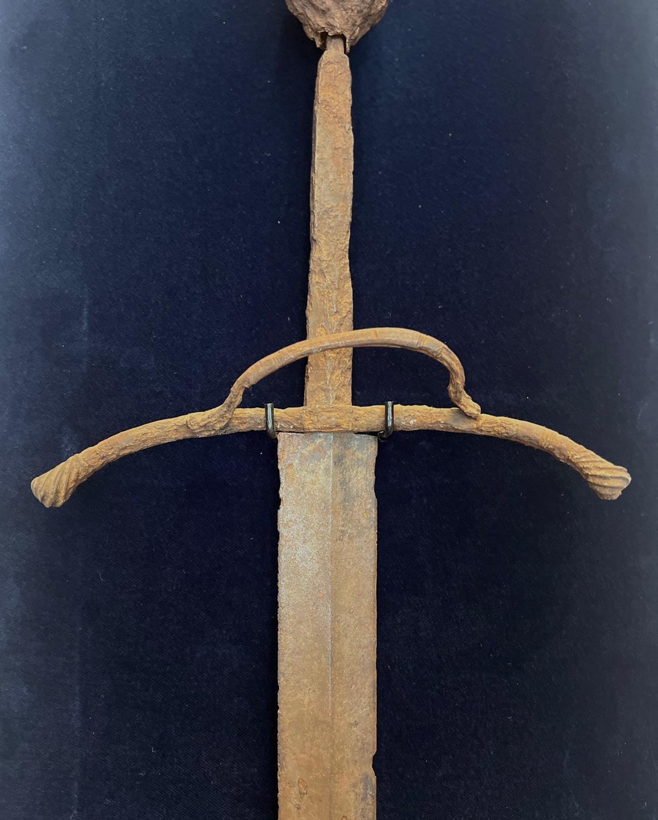 XVIIIe siècle et antérieur Rare épée gothique autrichienne ancienne à deux mains, lame médiévale à double tranchant en vente
