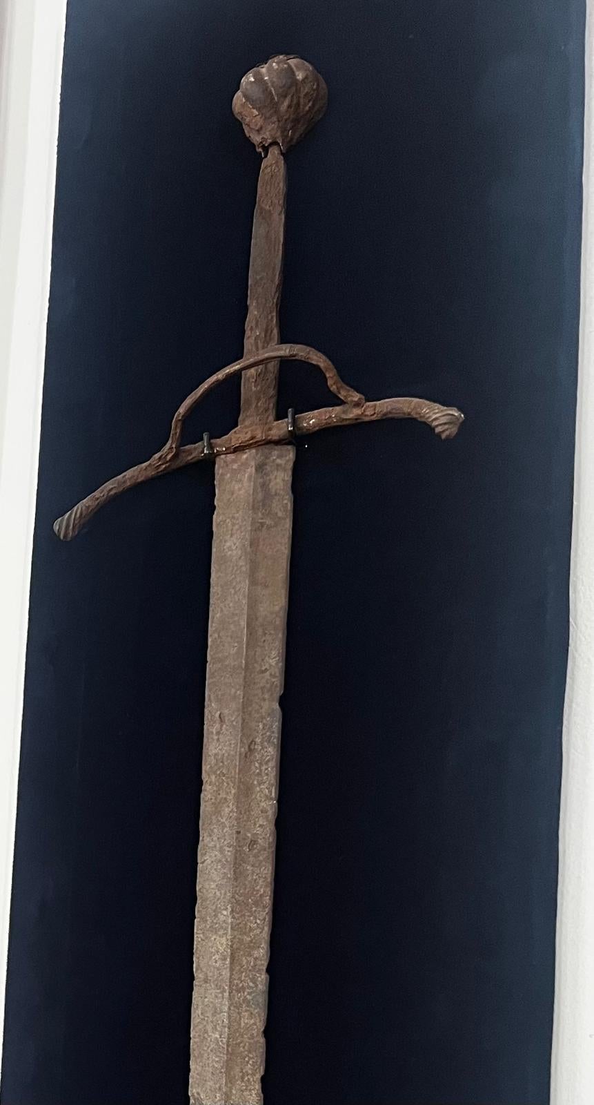 Fer Rare épée gothique autrichienne ancienne à deux mains, lame médiévale à double tranchant en vente