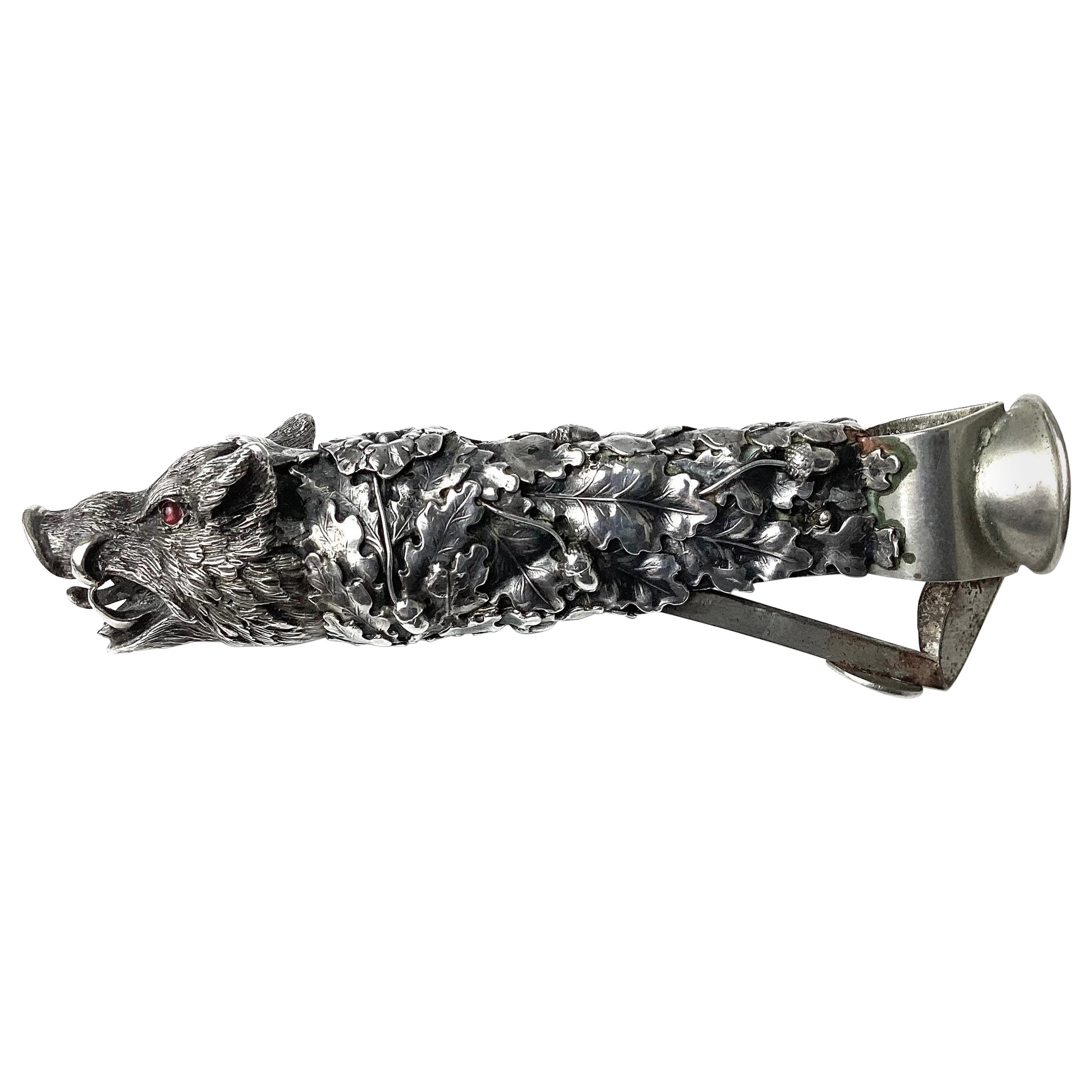 Rare coupe-cigare ancien en argent repoussé à tête de sanglier en vente