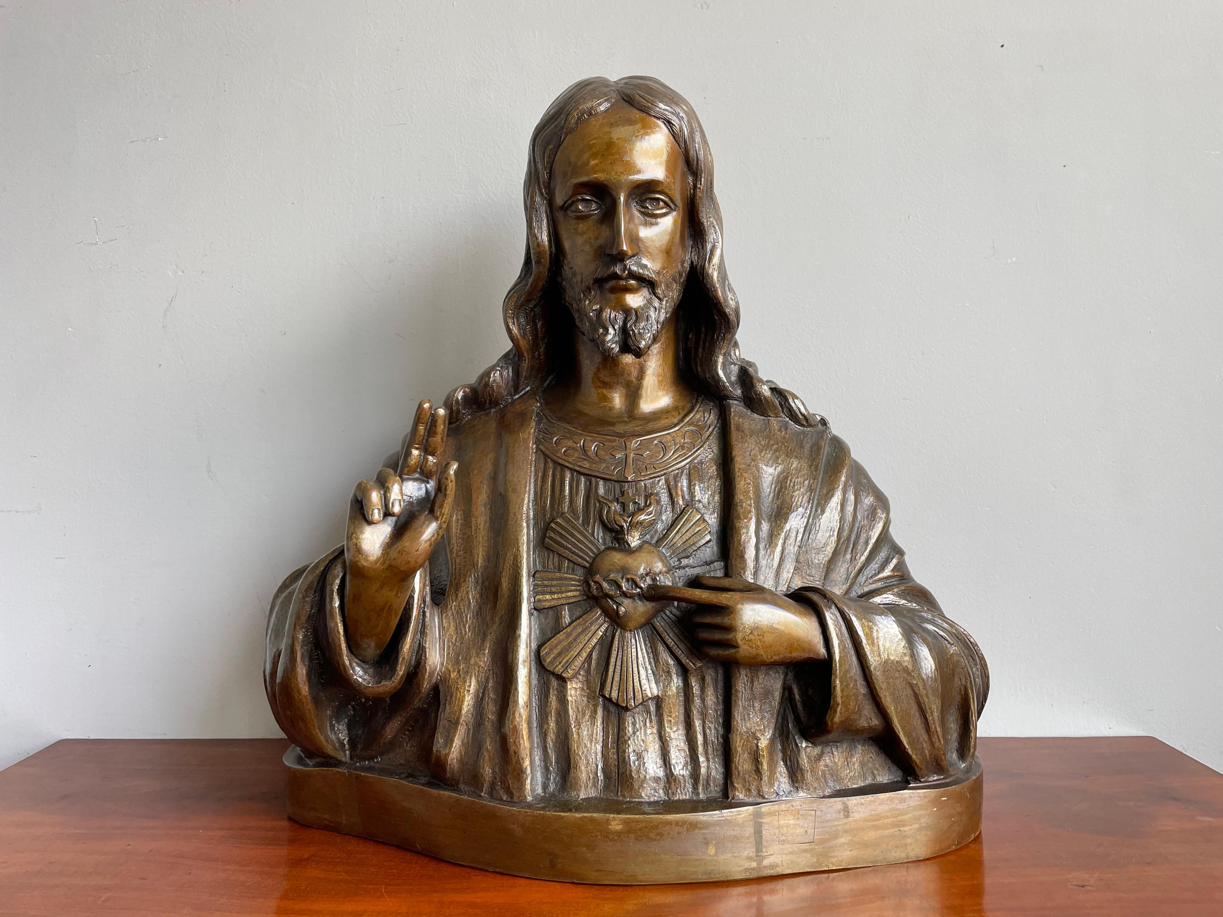 Arts and Crafts Rare Sculpture en bronze antique du Saint Coeur / Buste de Notre Seigneur Jésus Christ 1920 en vente