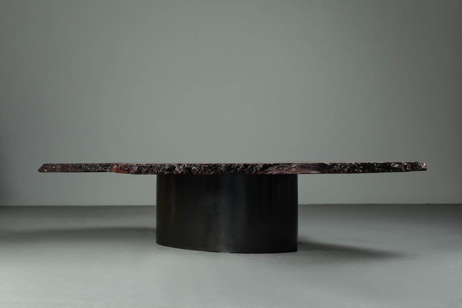 Art déco Rare table basse ancienne en ronce de bois avec pieds en bronze moulé en vente
