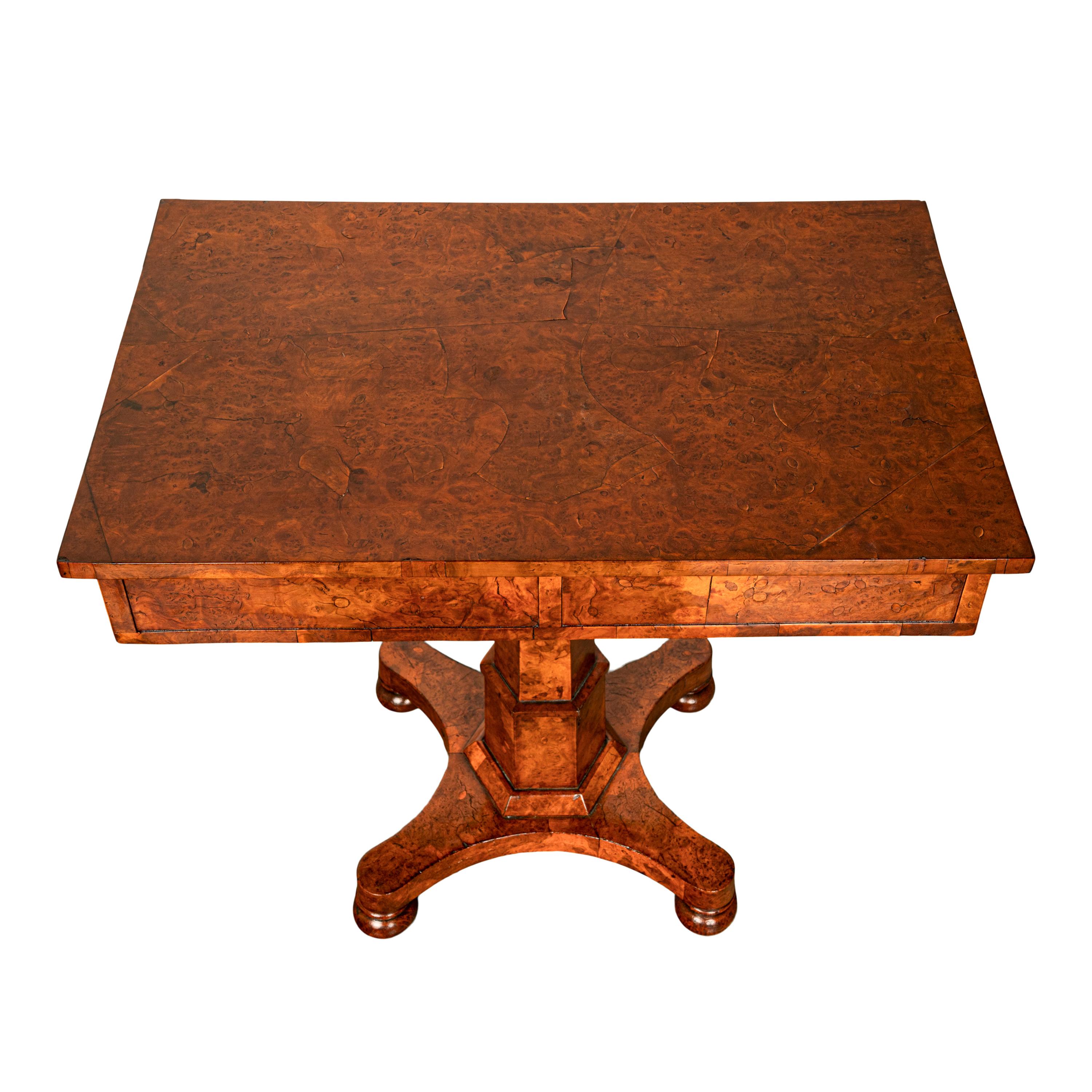 Rare table d'appoint Regency géorgienne à deux tiroirs et piédestal en loupe d'orme, 1825 en vente 4