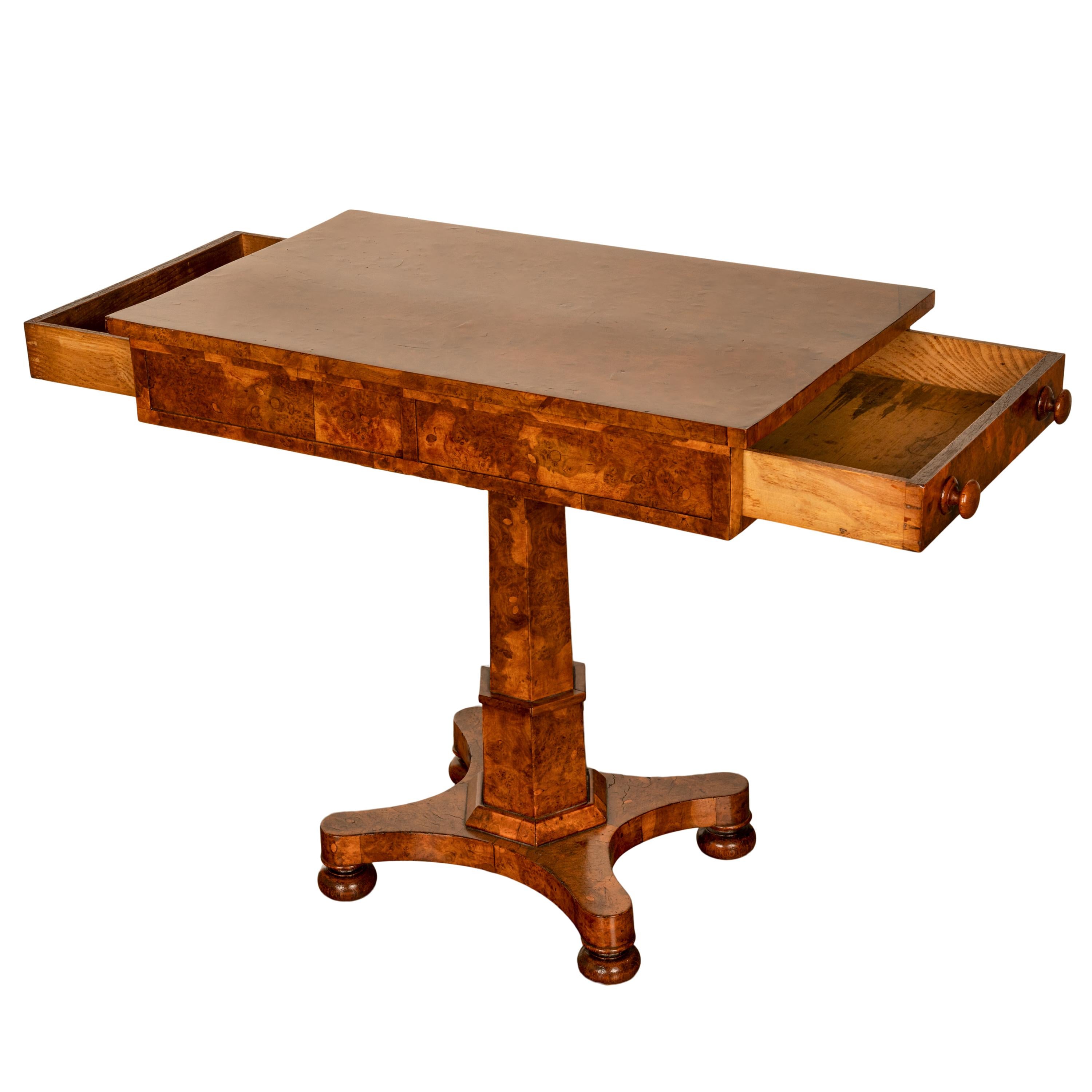 Rare table d'appoint Regency géorgienne à deux tiroirs et piédestal en loupe d'orme, 1825 en vente 5