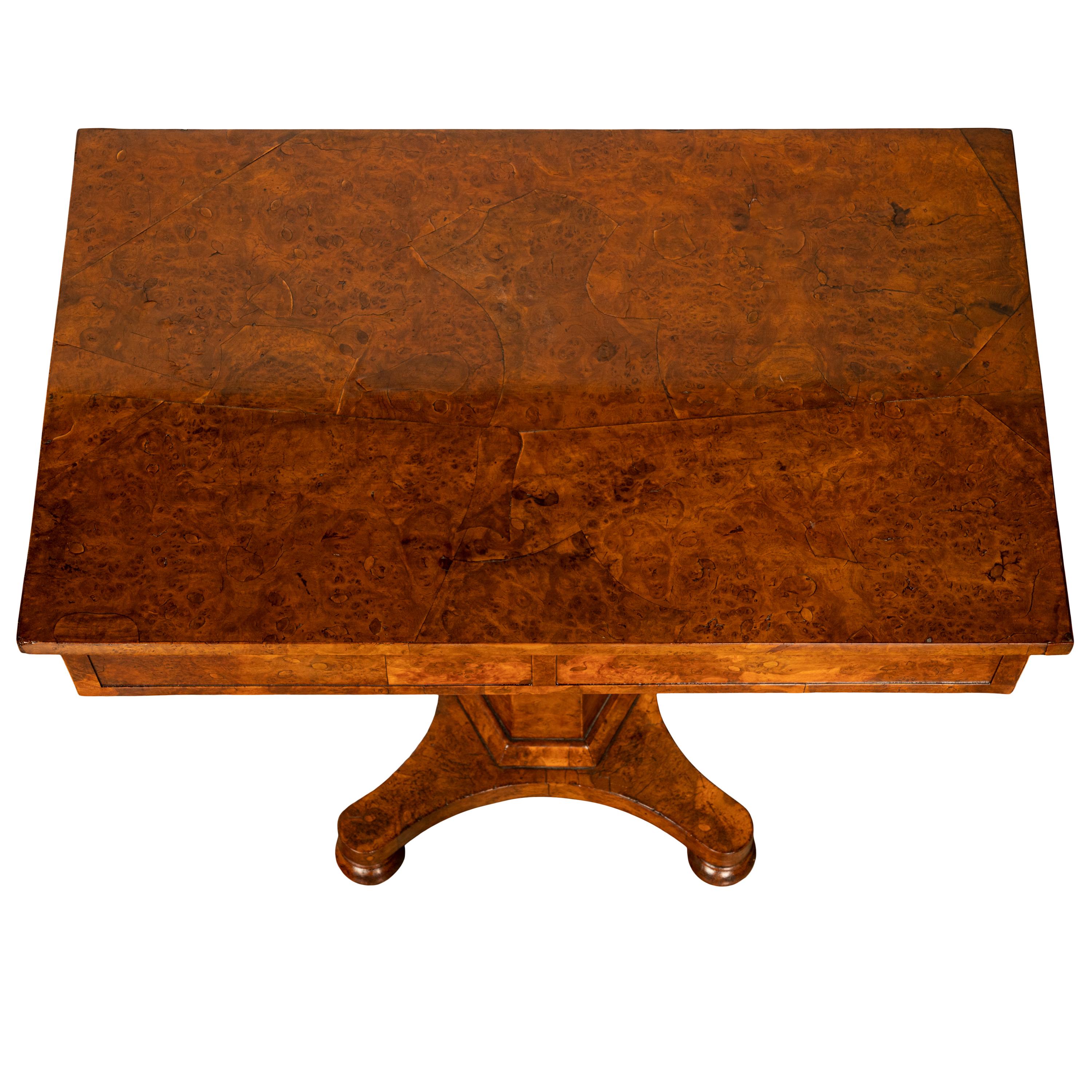 Rare table d'appoint Regency géorgienne à deux tiroirs et piédestal en loupe d'orme, 1825 en vente 7