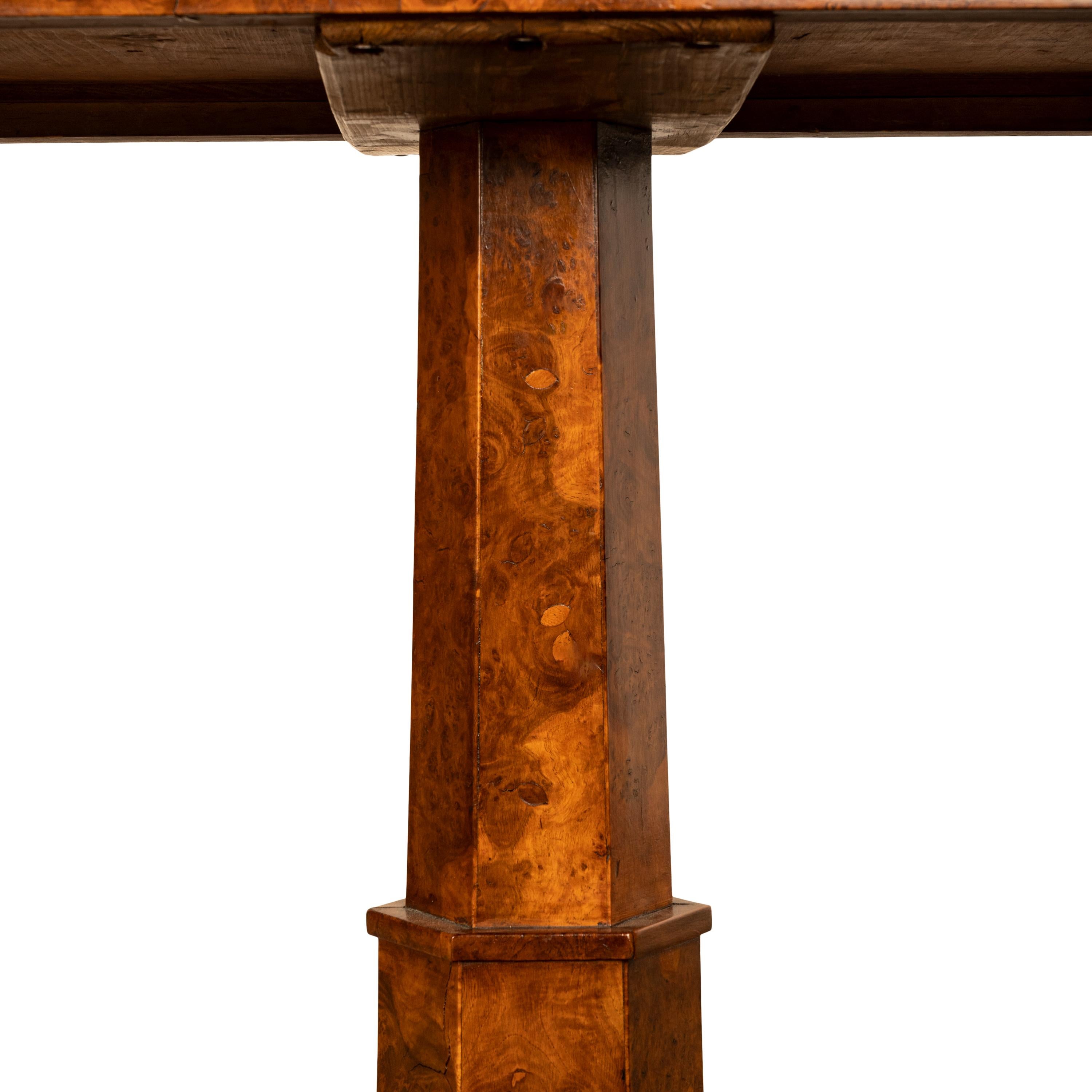 Rare table d'appoint Regency géorgienne à deux tiroirs et piédestal en loupe d'orme, 1825 en vente 8