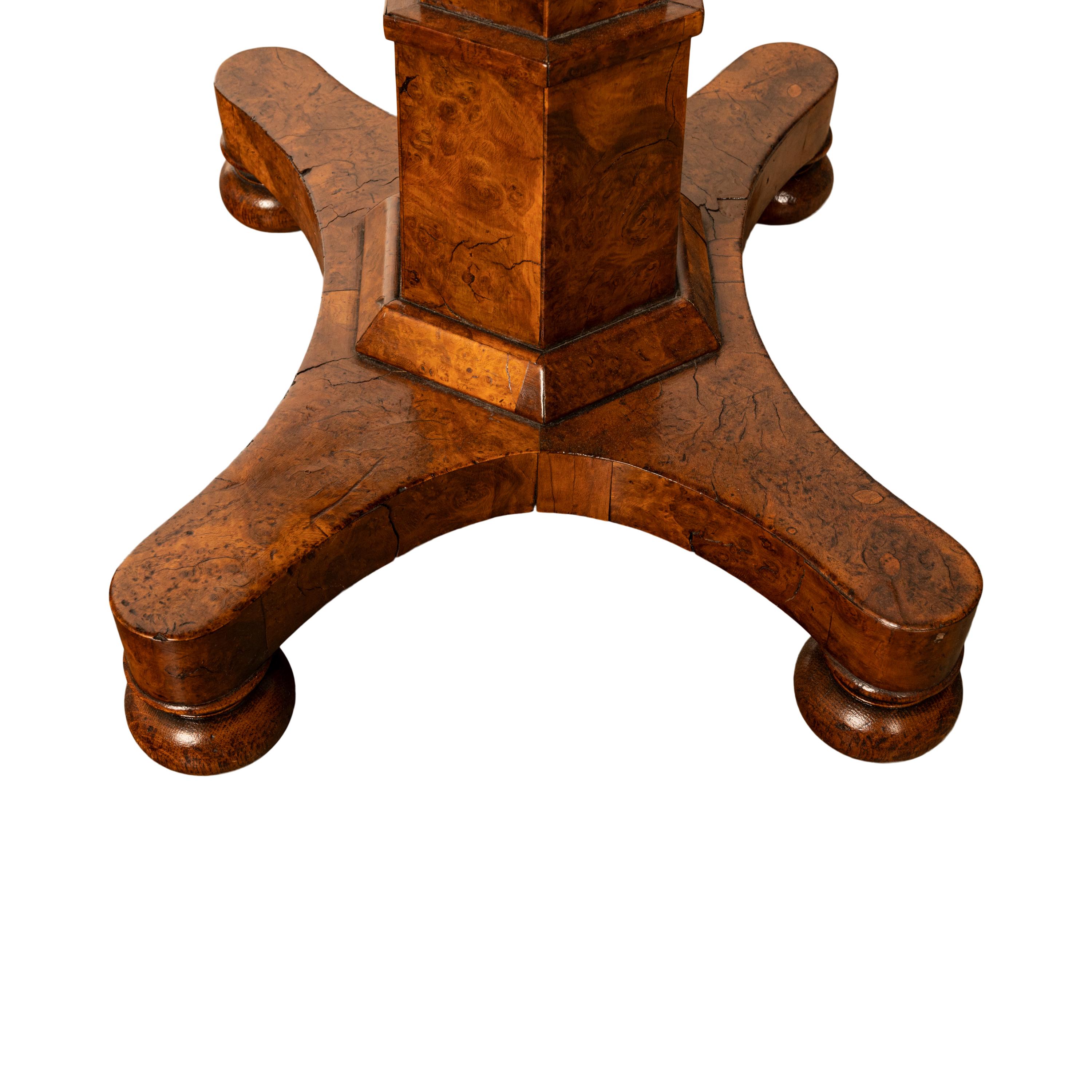 Rare table d'appoint Regency géorgienne à deux tiroirs et piédestal en loupe d'orme, 1825 en vente 10