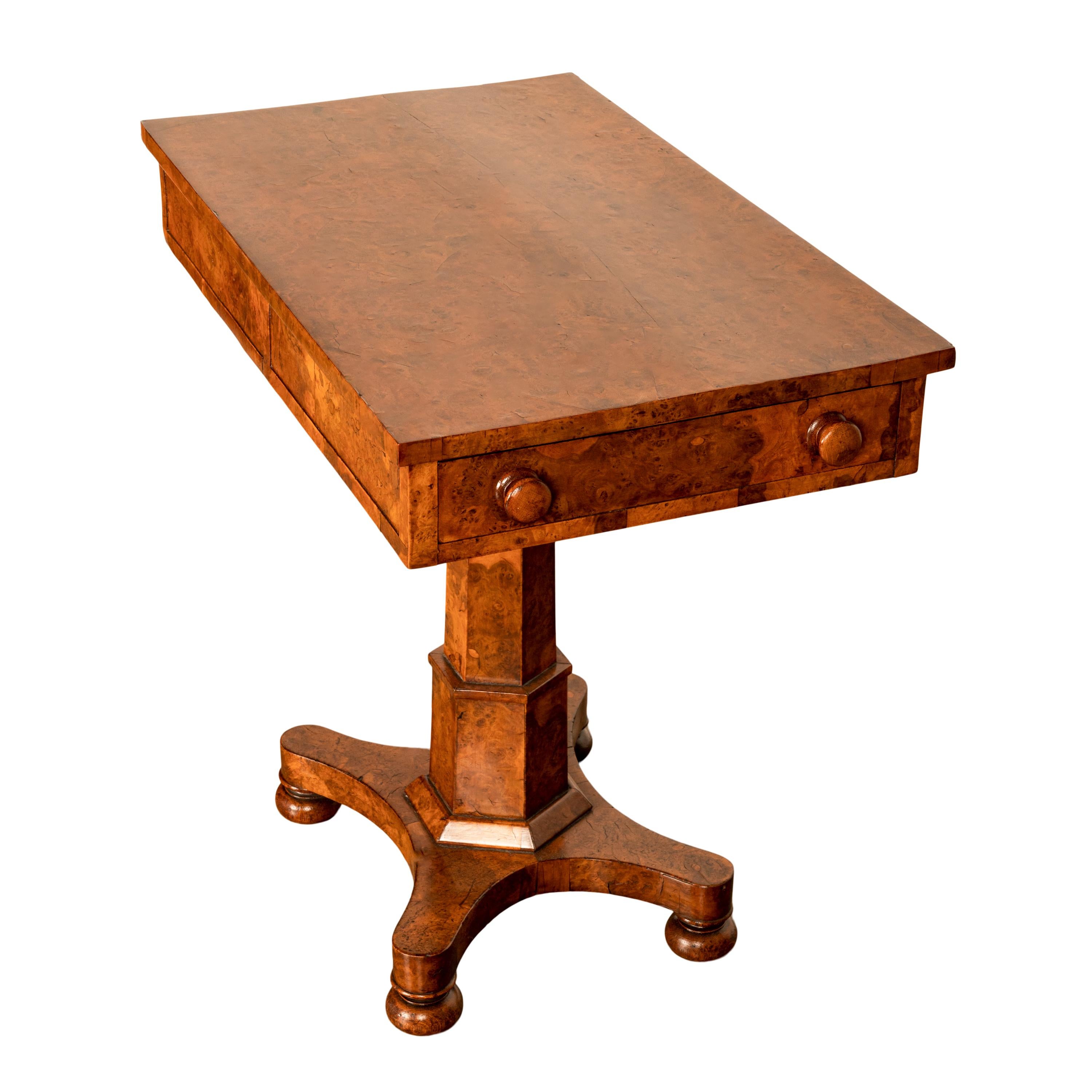 Anglais Rare table d'appoint Regency géorgienne à deux tiroirs et piédestal en loupe d'orme, 1825 en vente