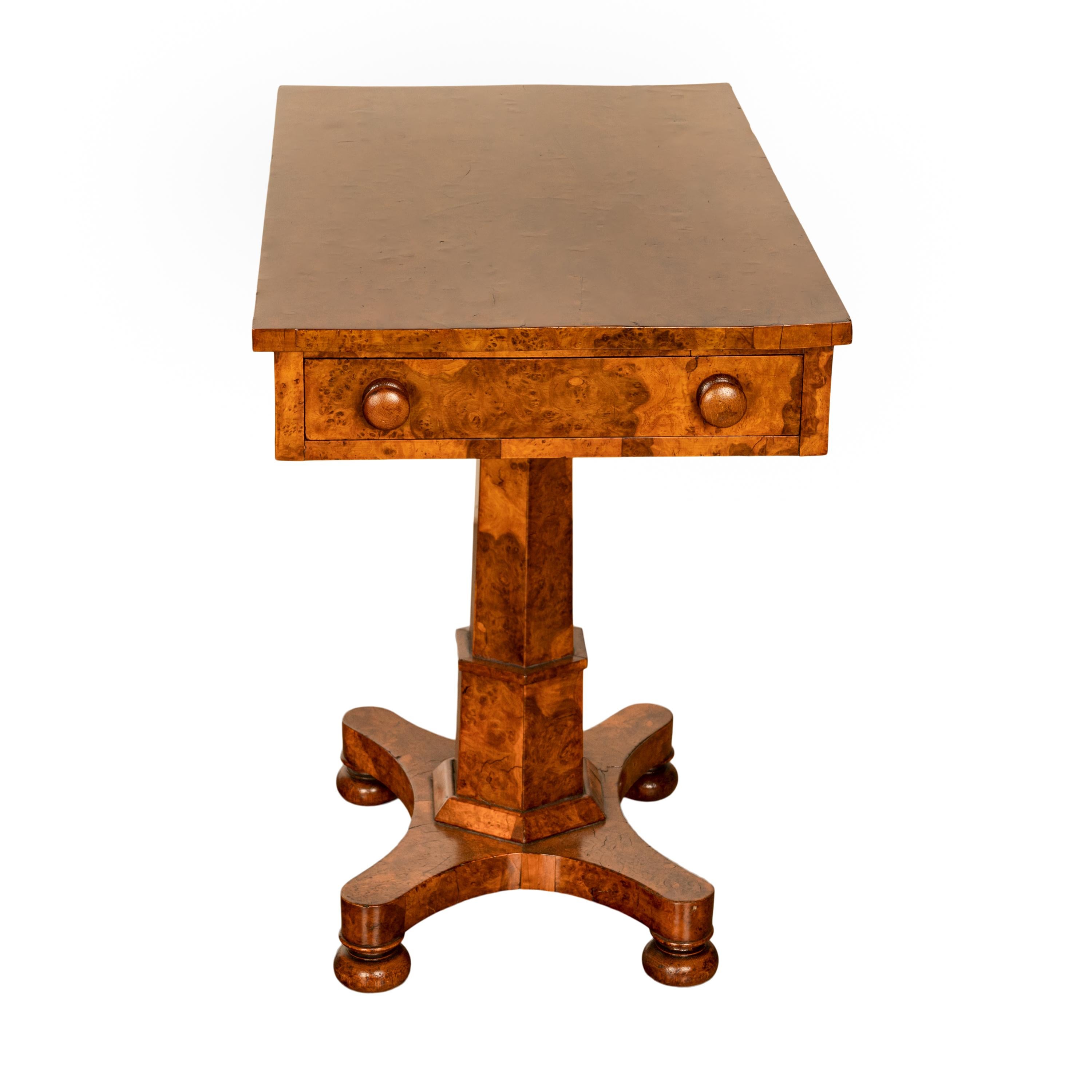 Rare table d'appoint Regency géorgienne à deux tiroirs et piédestal en loupe d'orme, 1825 Bon état - En vente à Portland, OR
