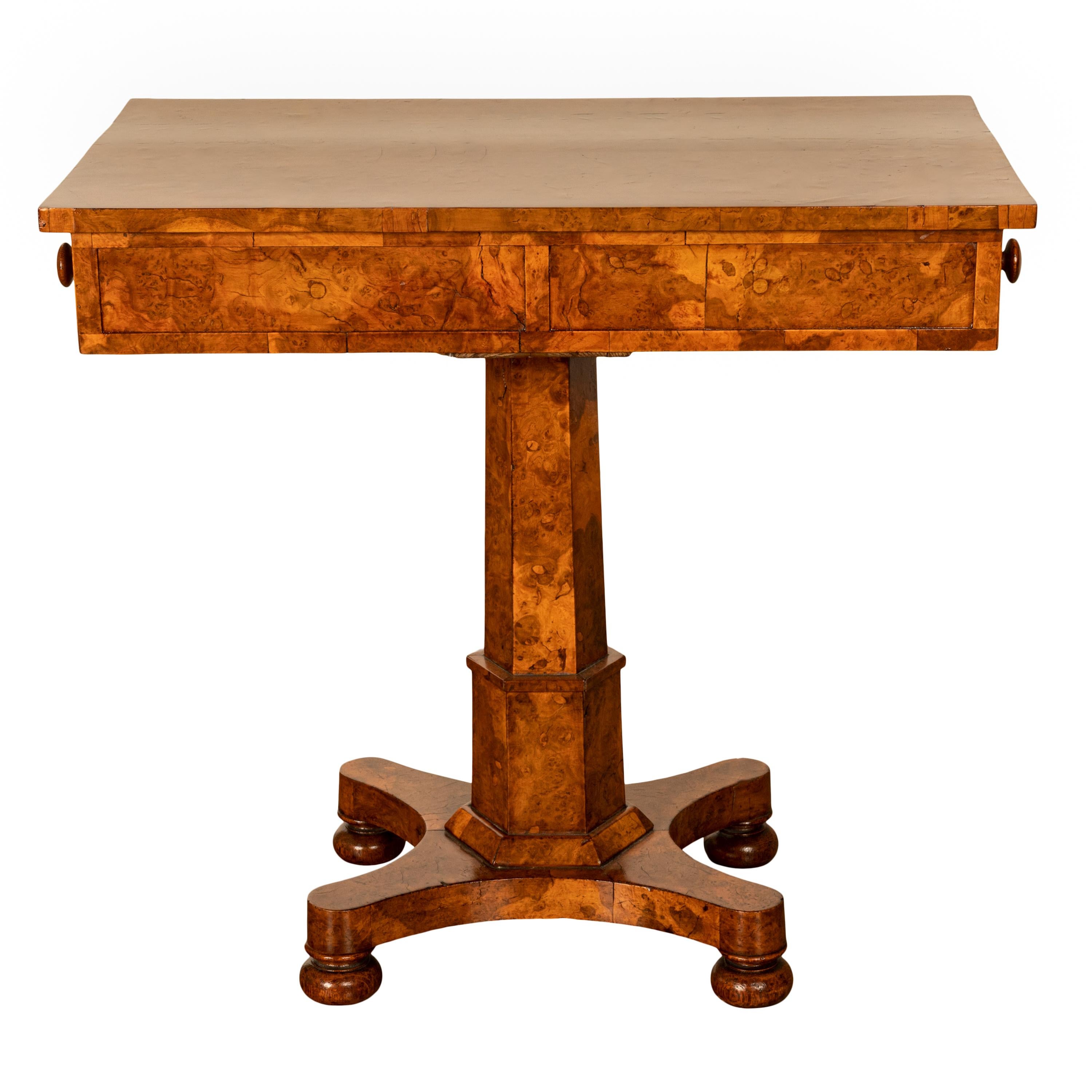 Début du XIXe siècle Rare table d'appoint Regency géorgienne à deux tiroirs et piédestal en loupe d'orme, 1825 en vente