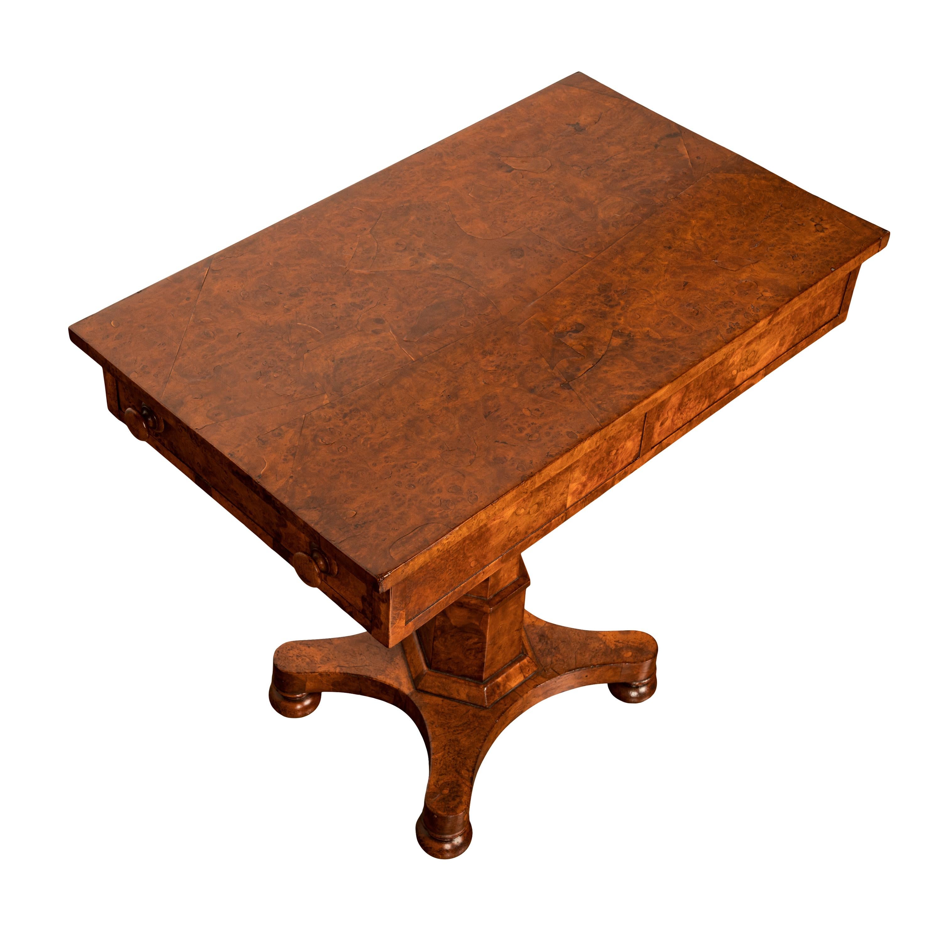 Rare table d'appoint Regency géorgienne à deux tiroirs et piédestal en loupe d'orme, 1825 en vente 1
