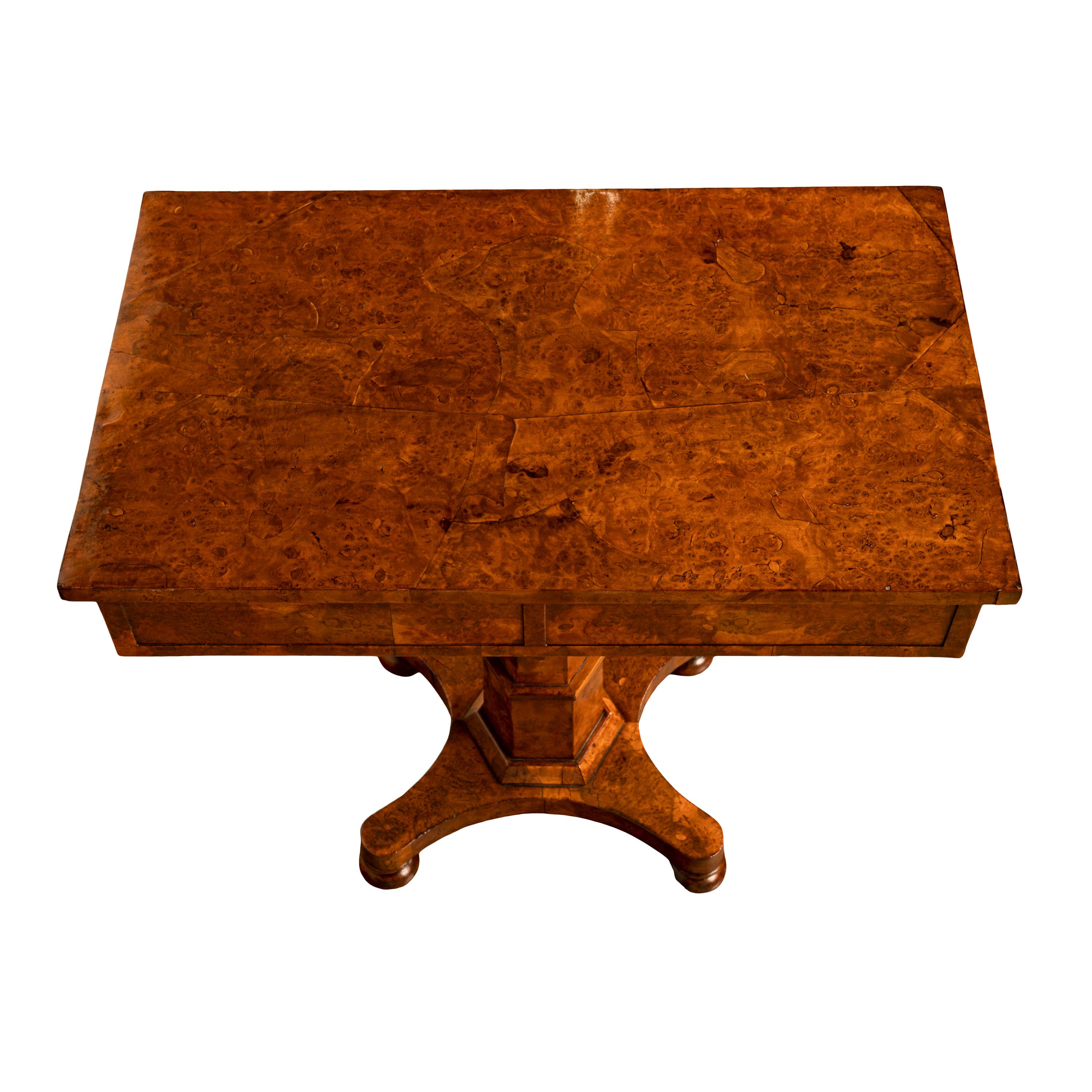 Rare table d'appoint Regency géorgienne à deux tiroirs et piédestal en loupe d'orme, 1825 en vente 2