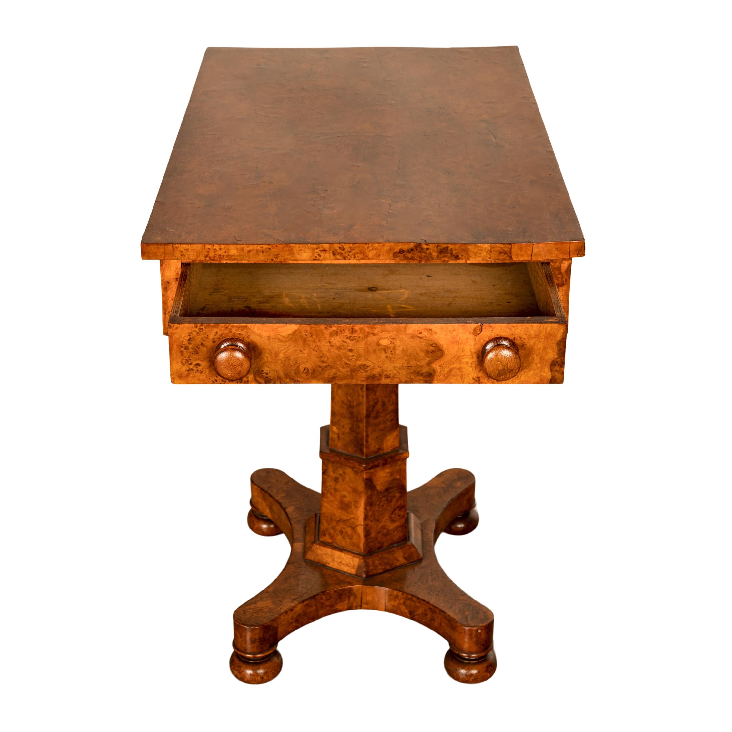 Rare table d'appoint Regency géorgienne à deux tiroirs et piédestal en loupe d'orme, 1825 en vente 3