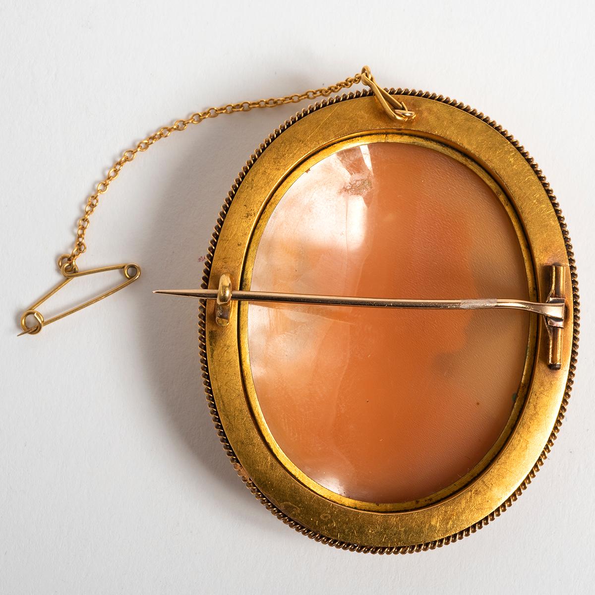 Antique Cameo Broach, Shell & Porcelain, 18 Carat Yellow Gold, Circa 1900's In Good Condition In Canterbury, GB
