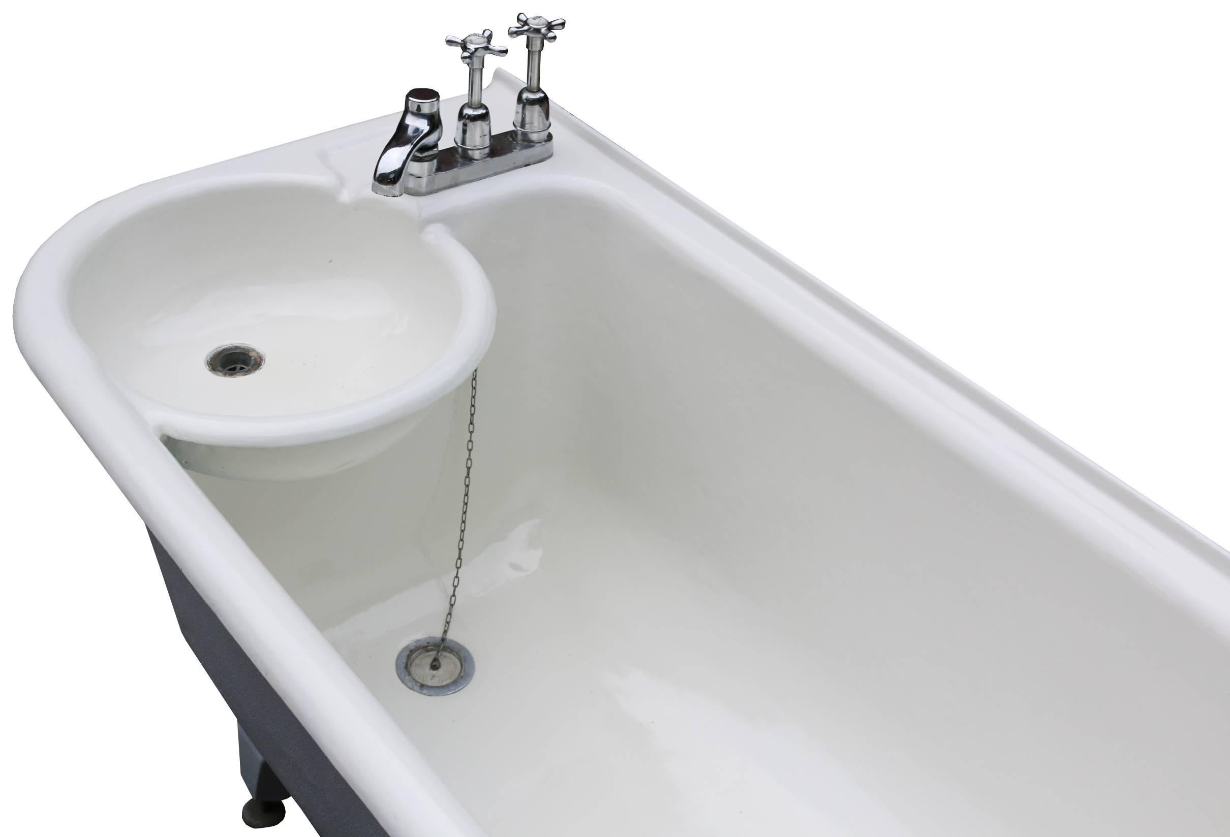 This bath has a painted enamel finish.
Weight 150 kg.