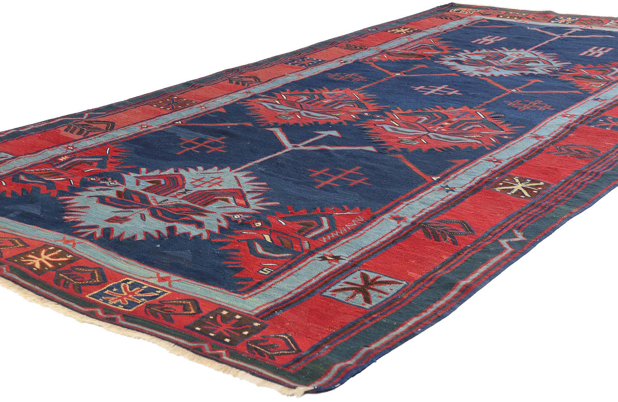 78944 Tappeto antico Avar Kilim della fine del XIX secolo, 04'11 x 10'03. Questo antico tappeto kilim caucasico in lana tessuto a mano, realizzato dal popolo Avar della regione del Daghestan, è una straordinaria testimonianza degli audaci disegni
