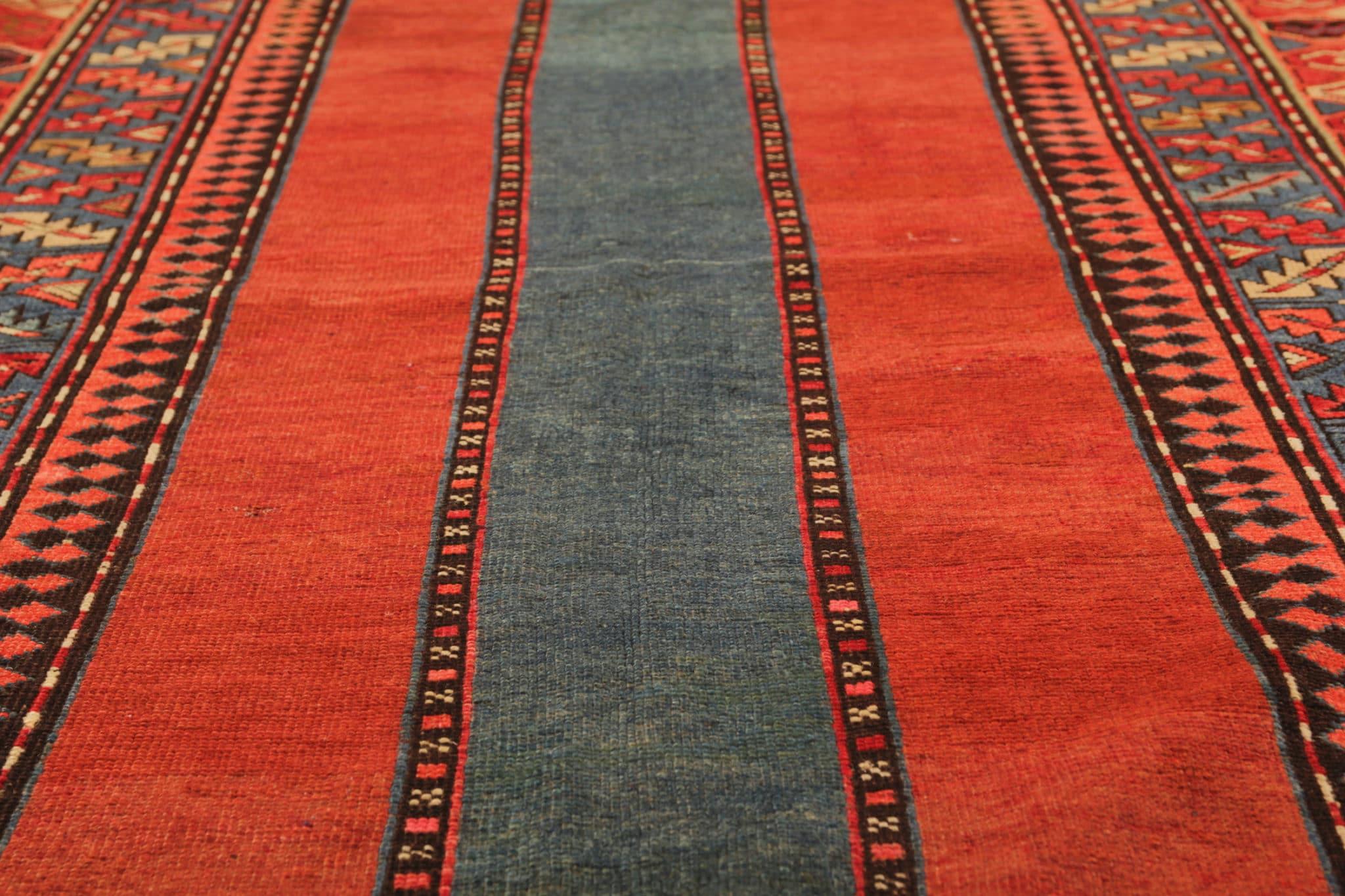 Dieser seltene antike Teppich aus dem Trueing-Gebiet ist ein wahres Meisterwerk, das sich durch exquisite Handwerkskunst und zeitlose Schönheit auszeichnet. Mit Präzision und Sorgfalt handgeknüpft, zeigt dieser Teppich die traditionellen