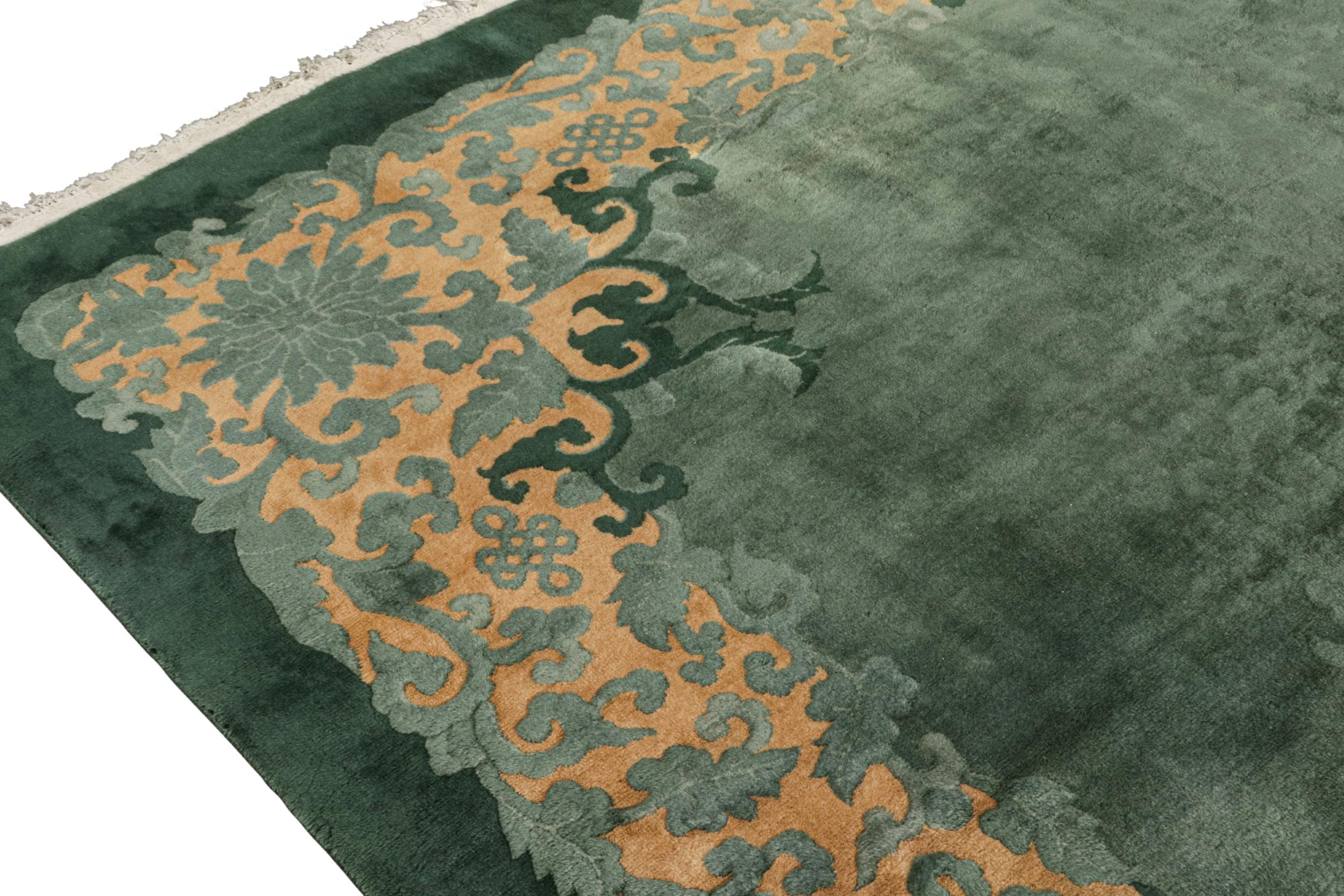 Seltener antiker chinesischer Art-Déco-Teppich mit grünen und goldenen Blumenmuster von Rug & Kilim (Art déco) im Angebot